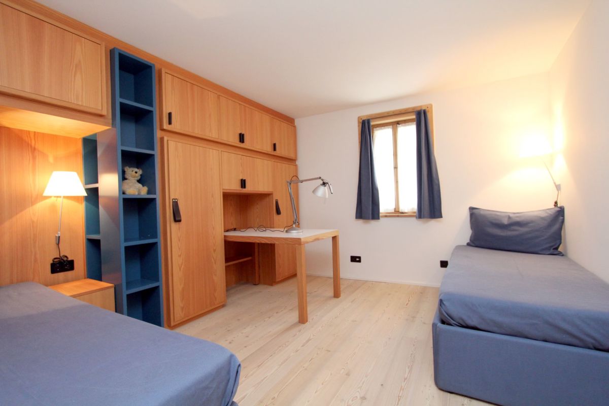 Jugendzimmer mit Einbauschrank und zwei Betten