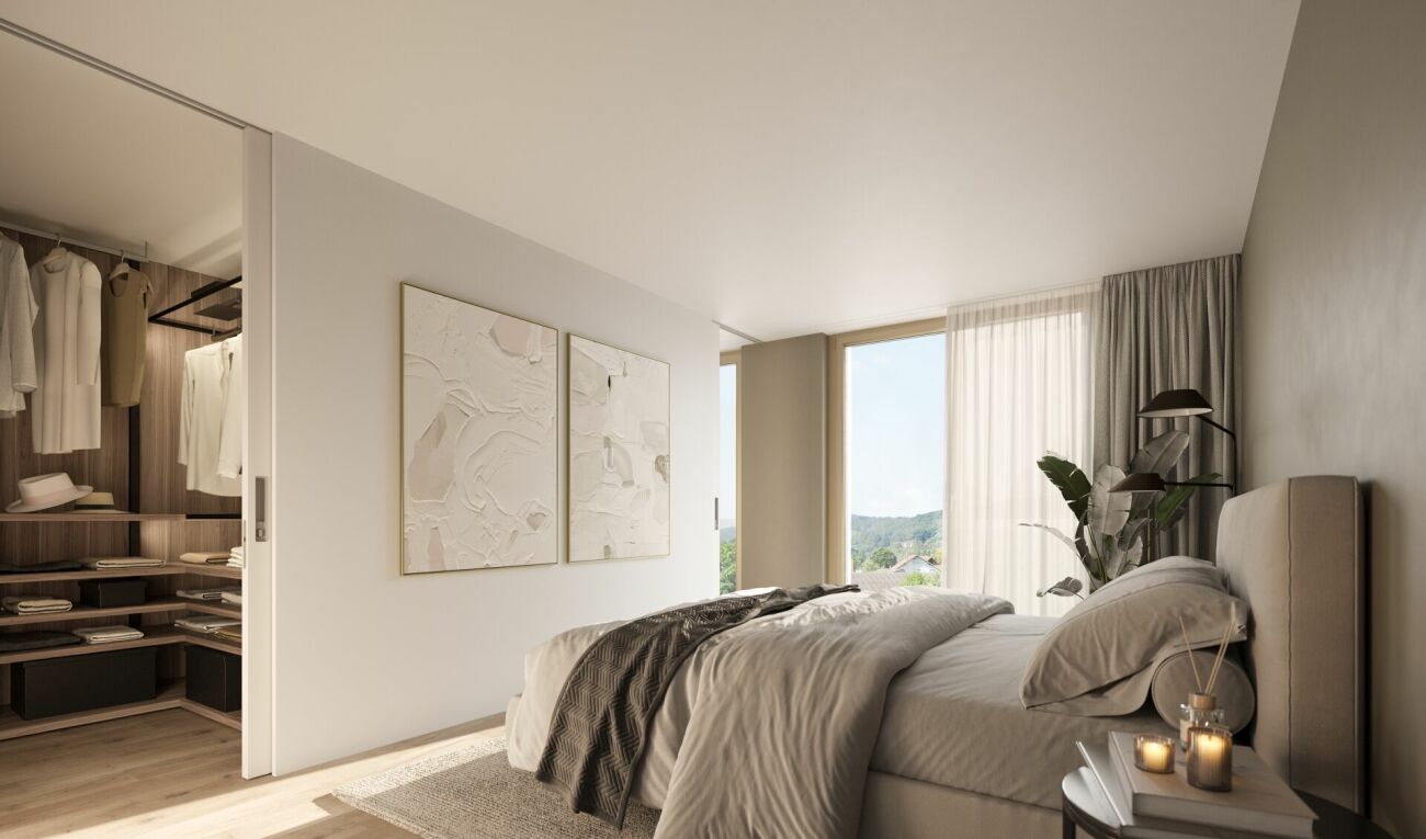 Helles Schlafzimmer mit begehbarem Kleiderschrank