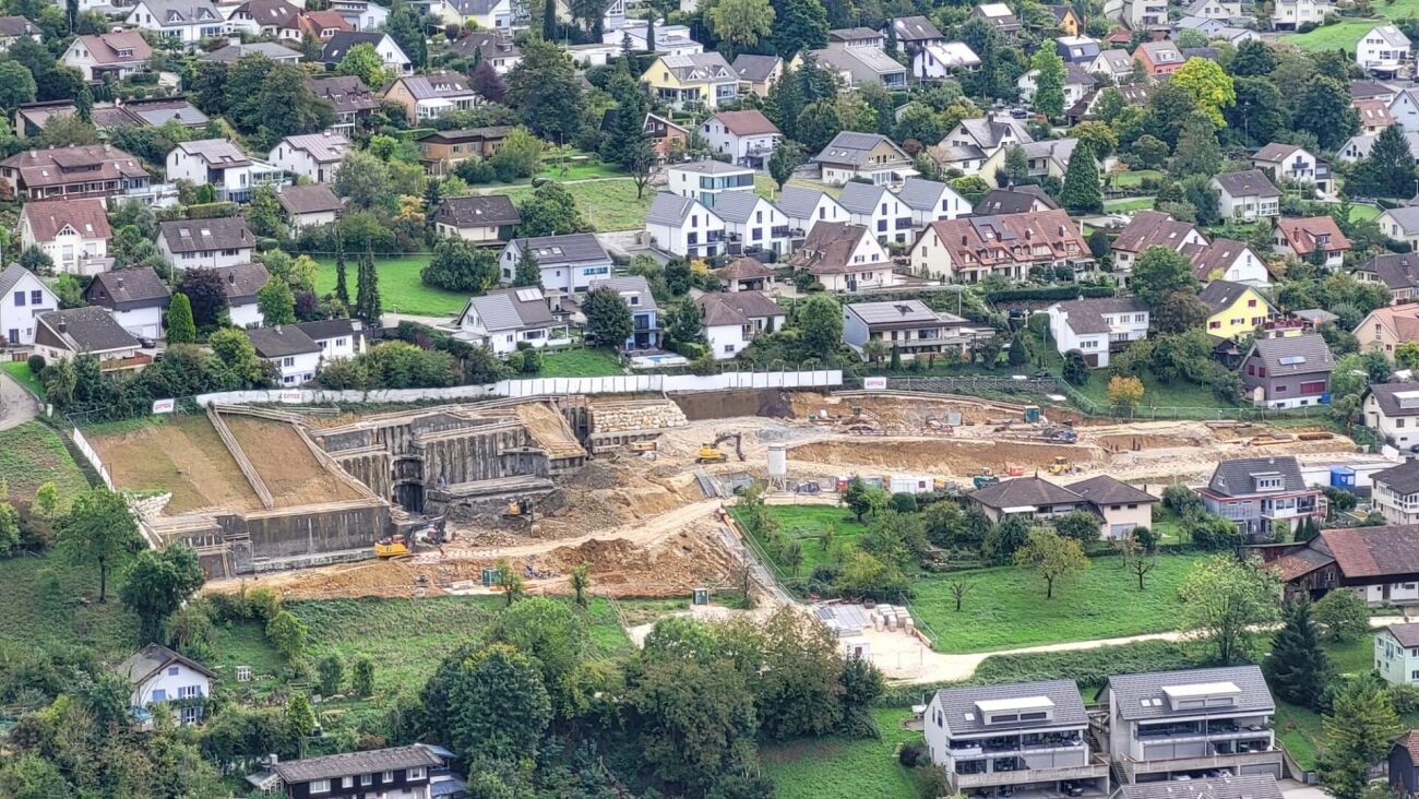 Luftaufnahme einer großen Baustelle in einem Wohngebiet