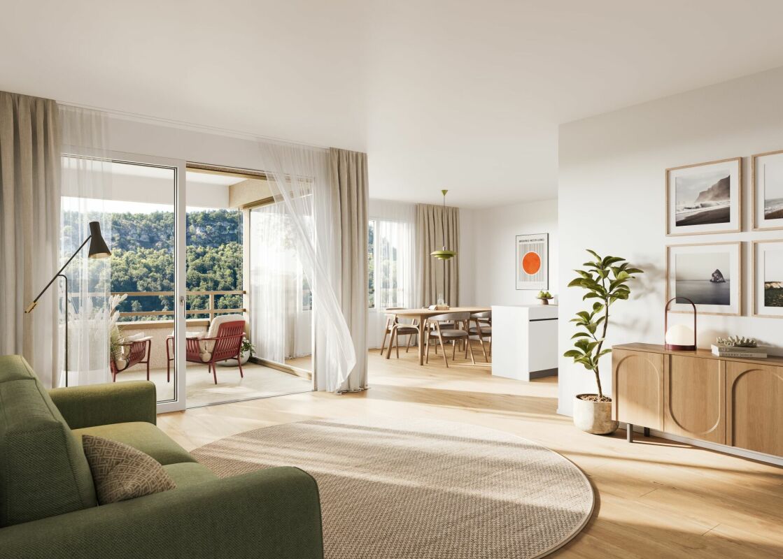 Heller Wohn-Essbereich mit Balkon und Bergblick