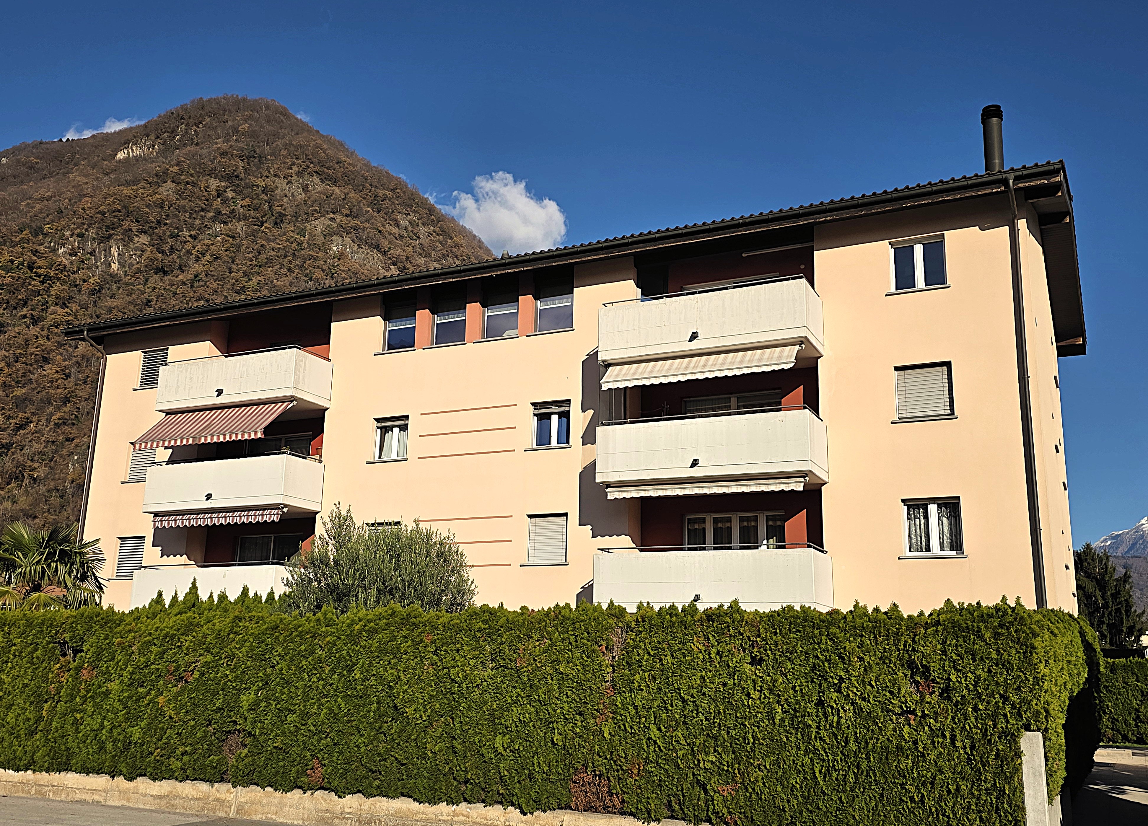 Mehrfamilienhaus mit Balkonen in Berglage