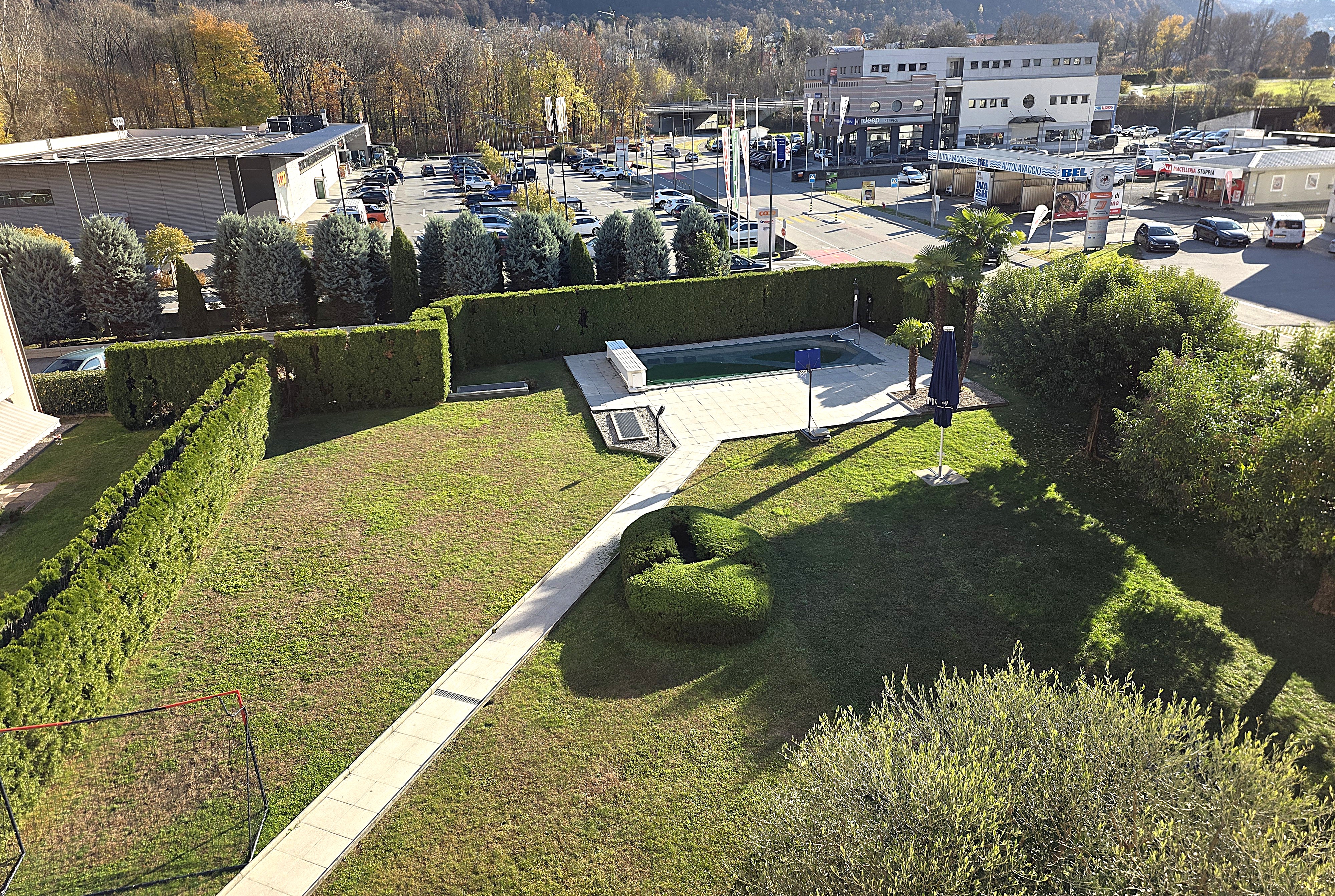 Garten mit Pool und Ausblick auf Gewerbegebiet