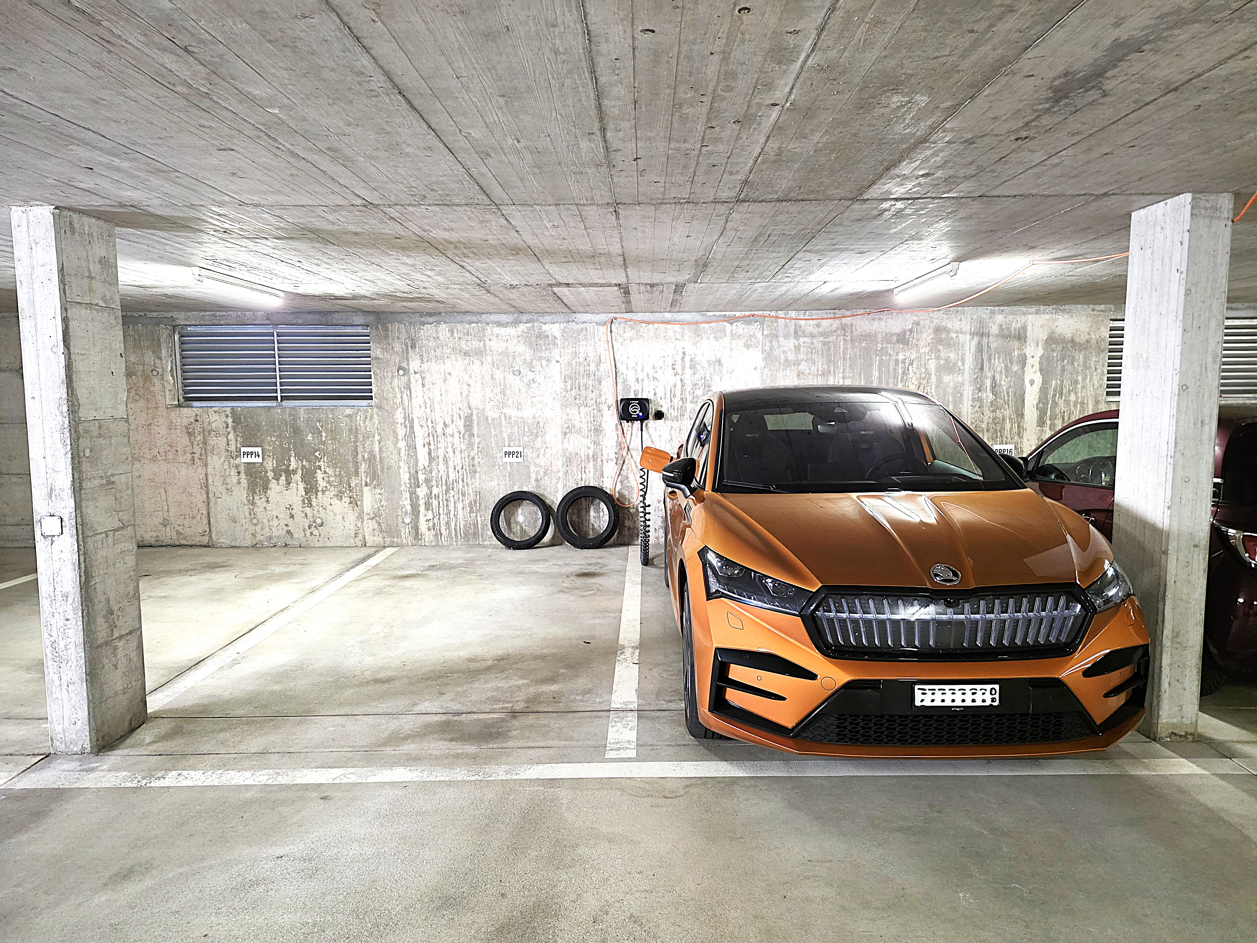 Tiefgarage mit Elektroauto