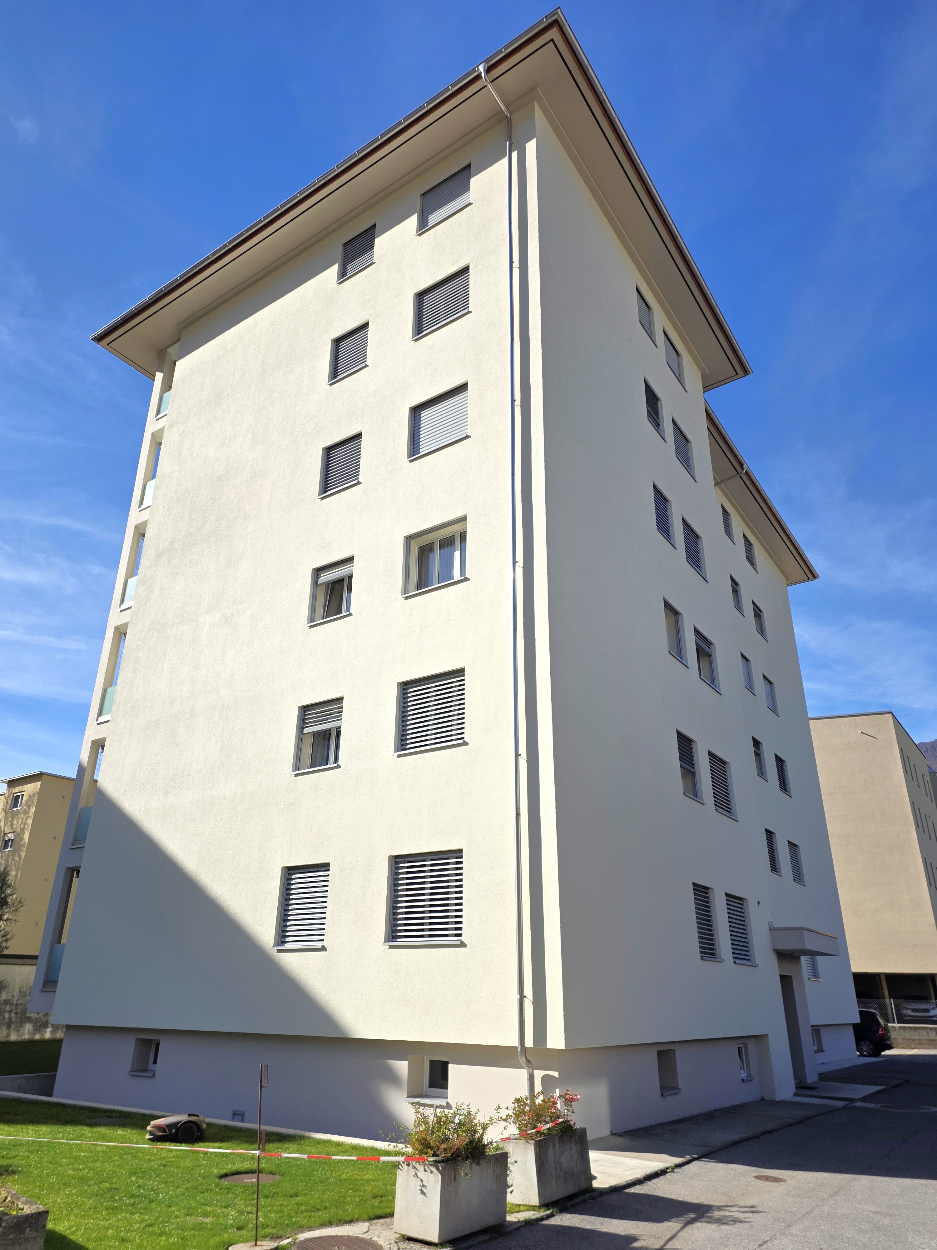 Mehrfamilienhaus mit hell verputzter Fassade