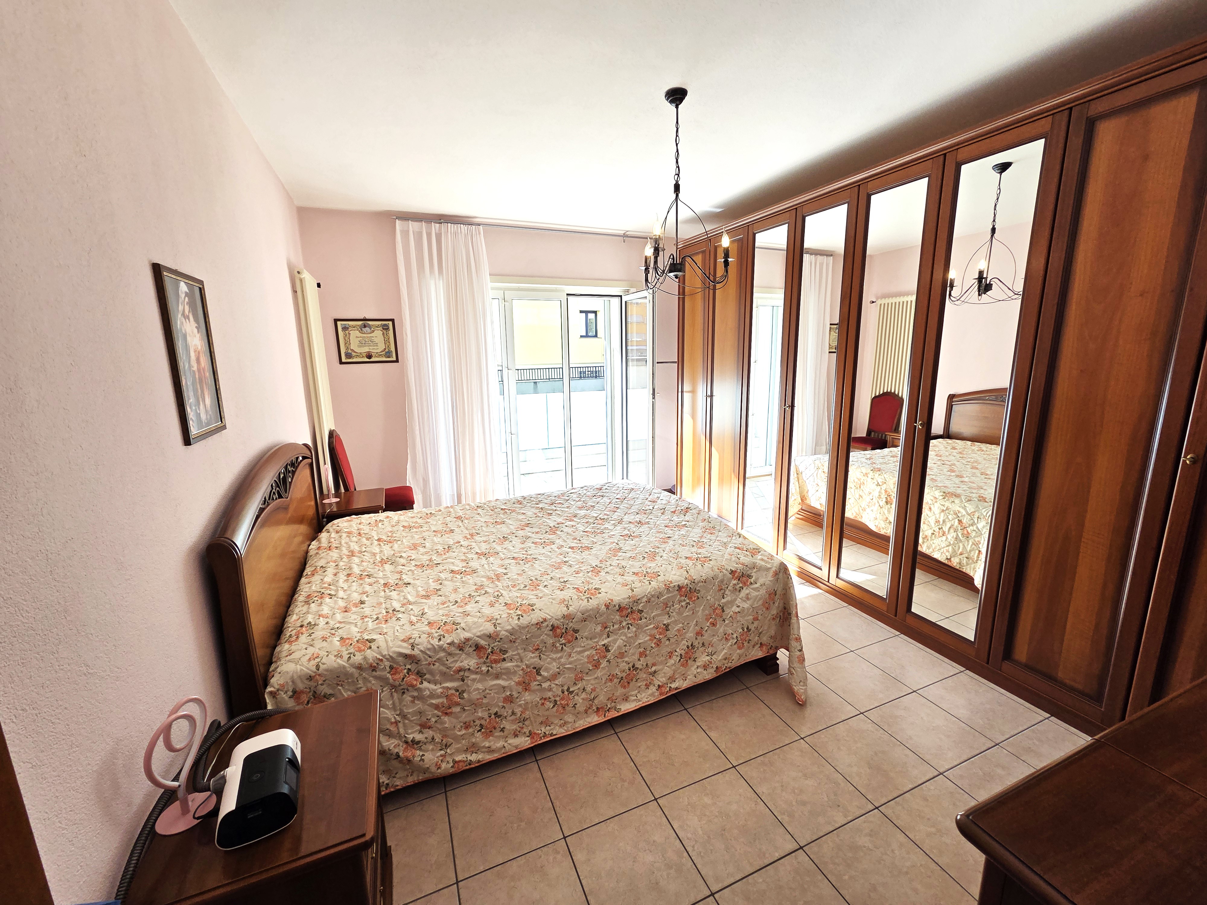 Schlafzimmer mit Kleiderschrank