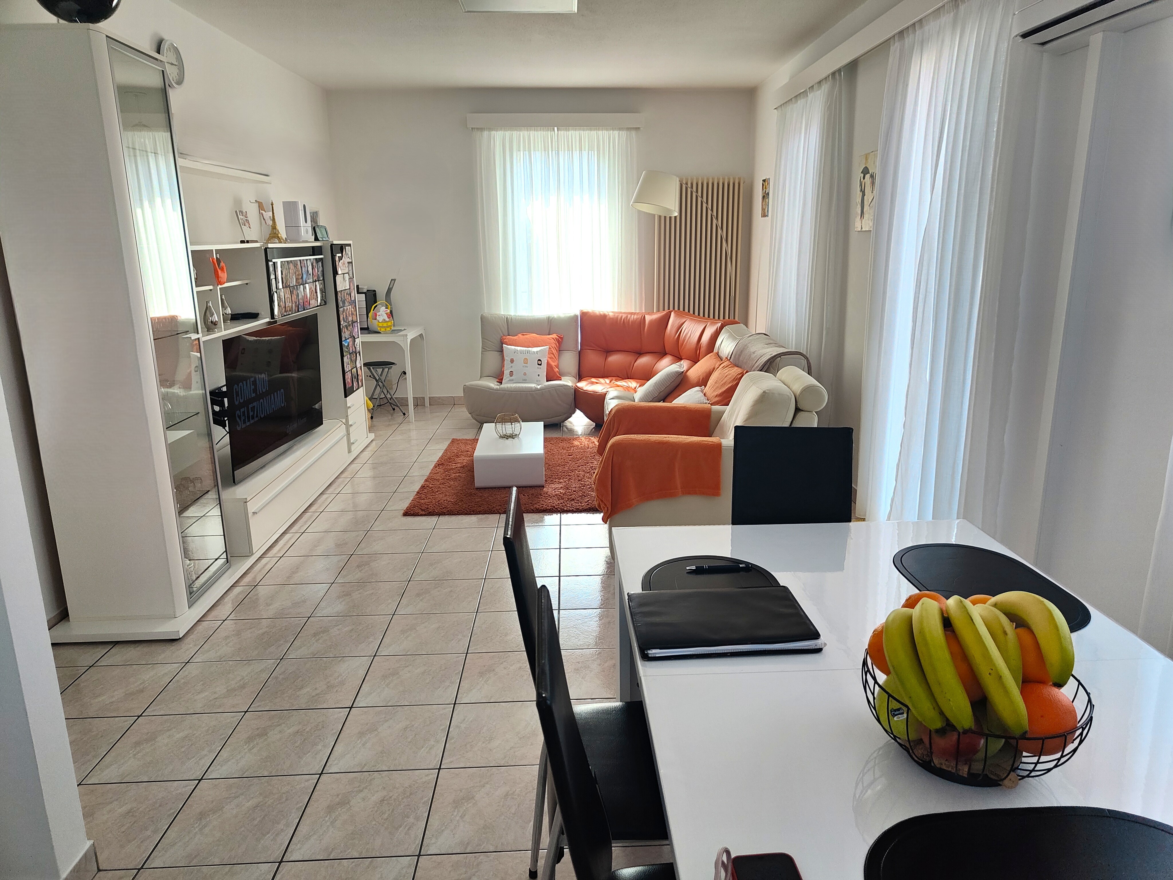 Helles Wohn-Esszimmer mit Sofa und Essbereich