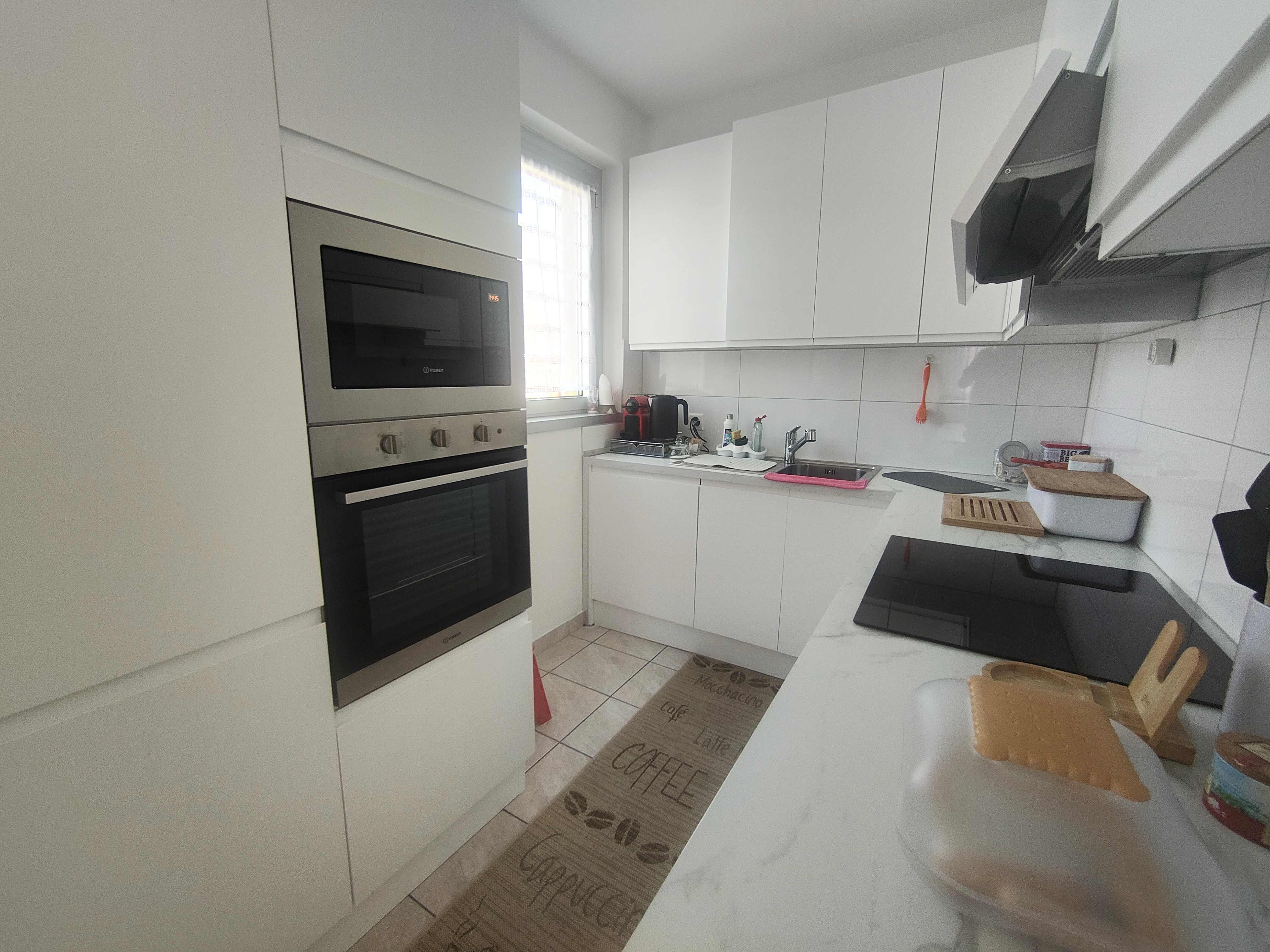 Moderne weiße Küche mit Einbaugeräten