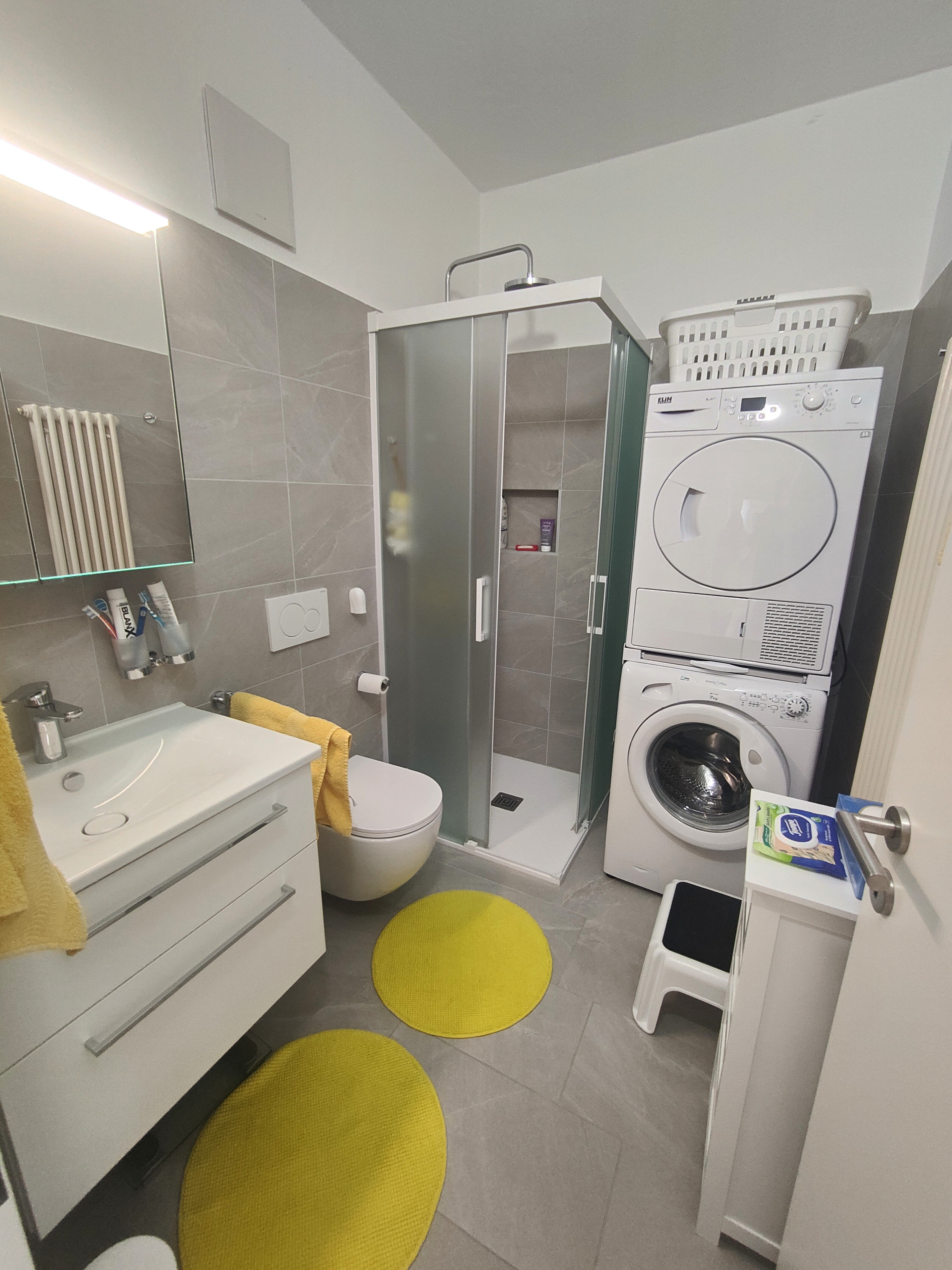 Kompaktes Badezimmer mit Waschtisch und Waschturm