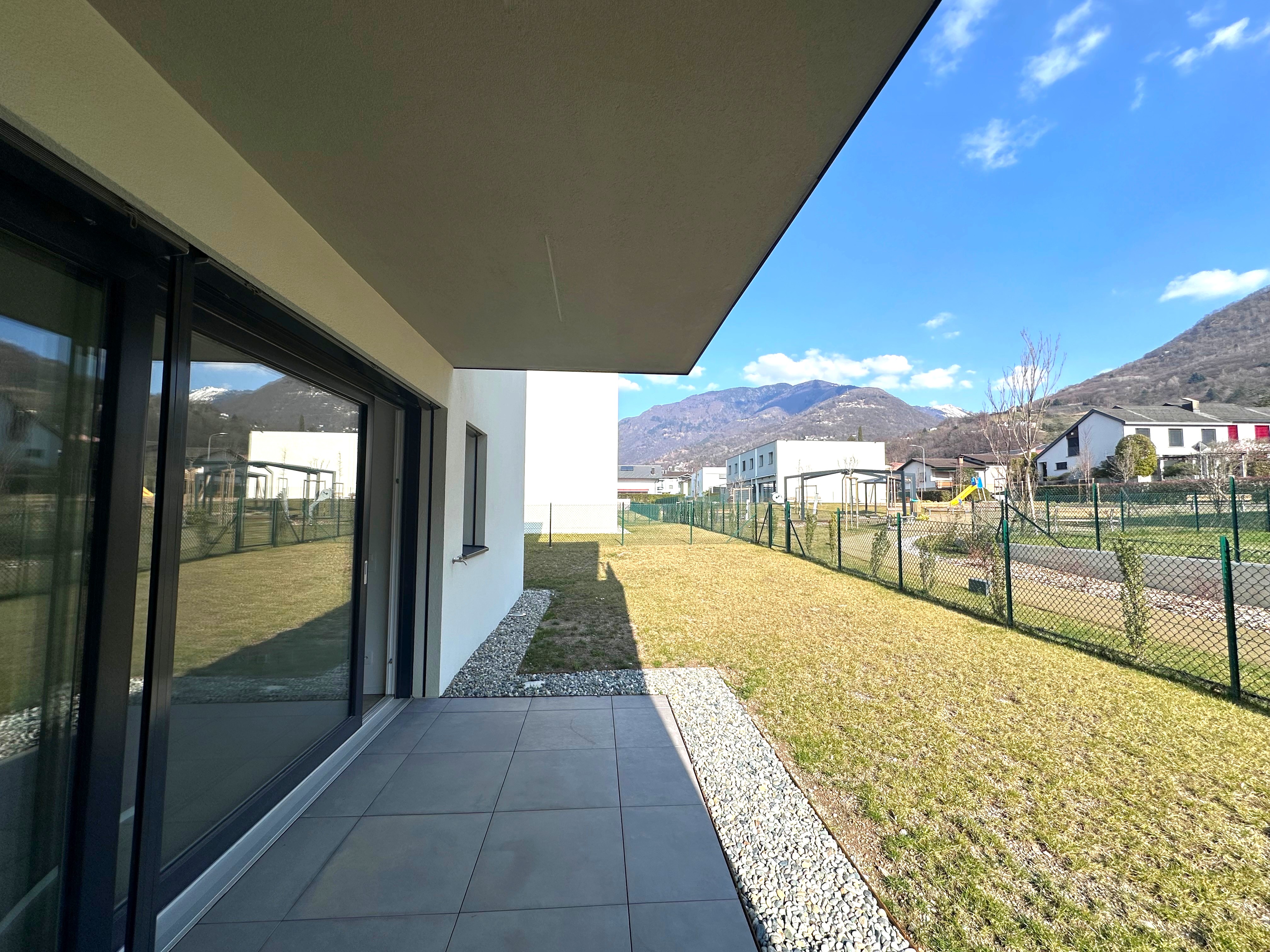 Überdachte Terrasse mit Gartenblick und Bergpanorama