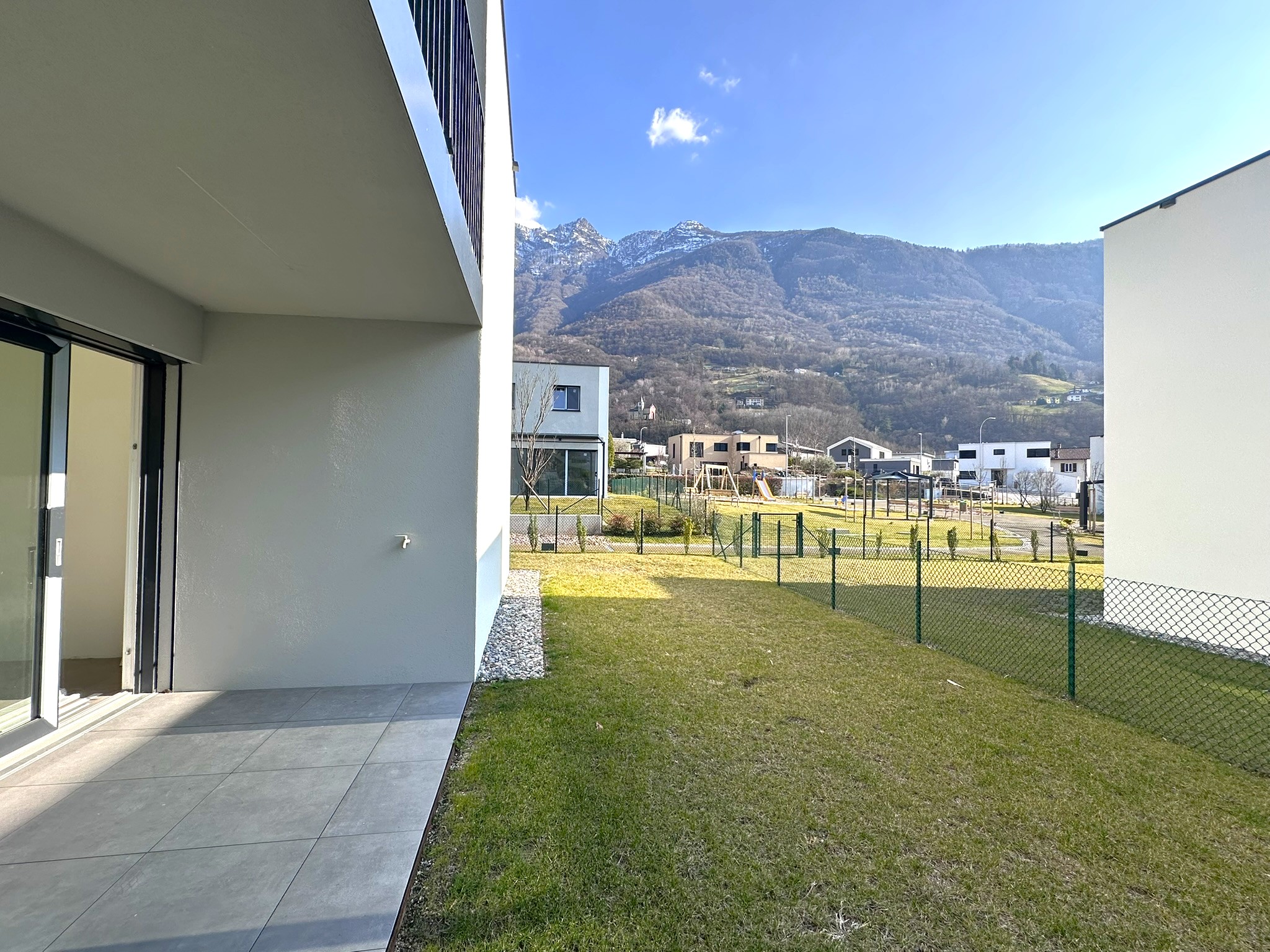 Moderner Außenbereich mit Garten und Bergblick