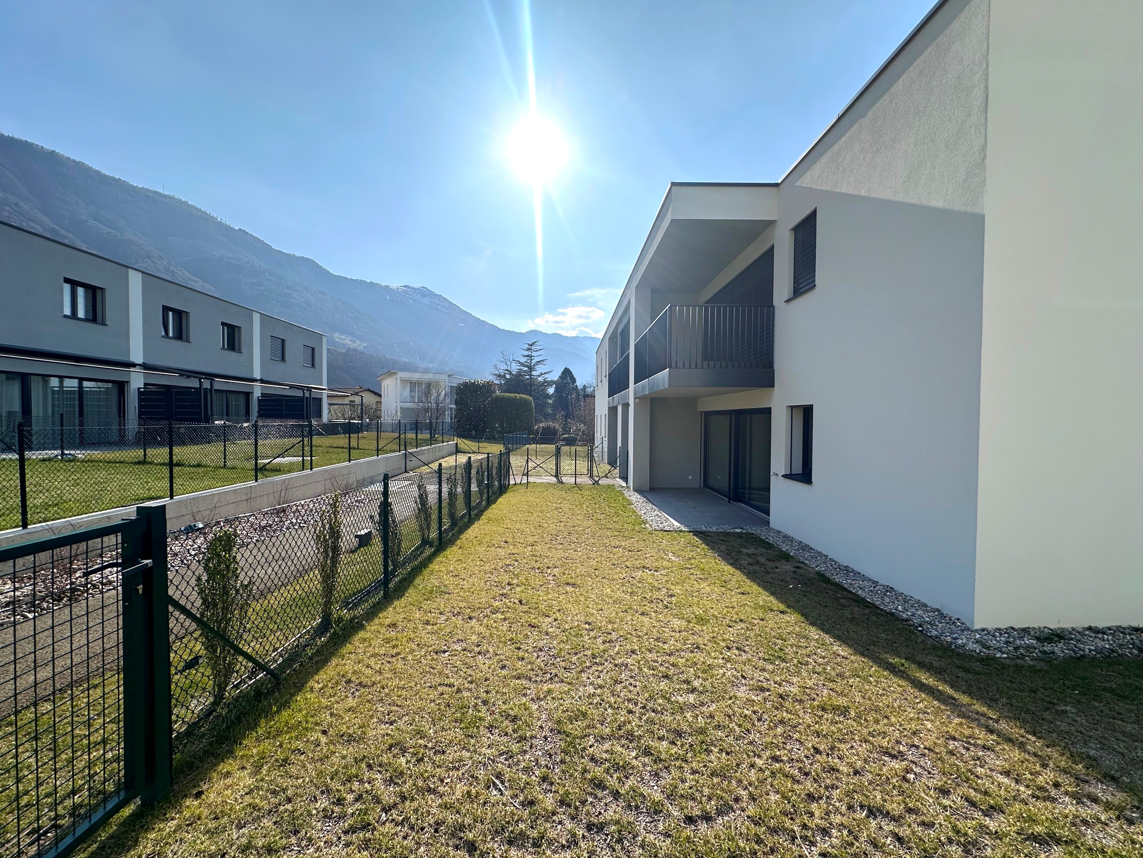 Moderne Wohnanlage mit Garten und Bergblick