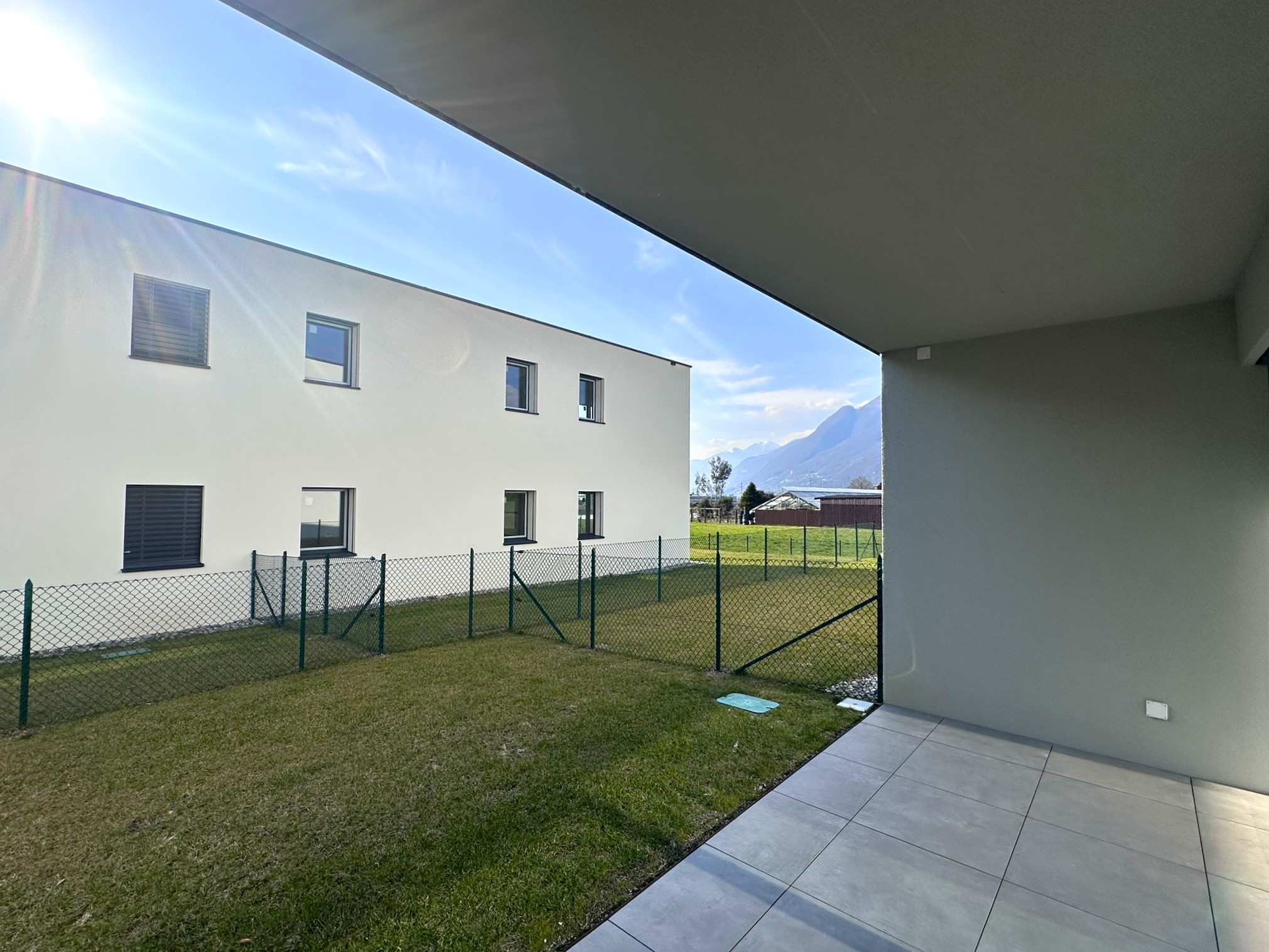 Überdachte Terrasse mit Gartenblick