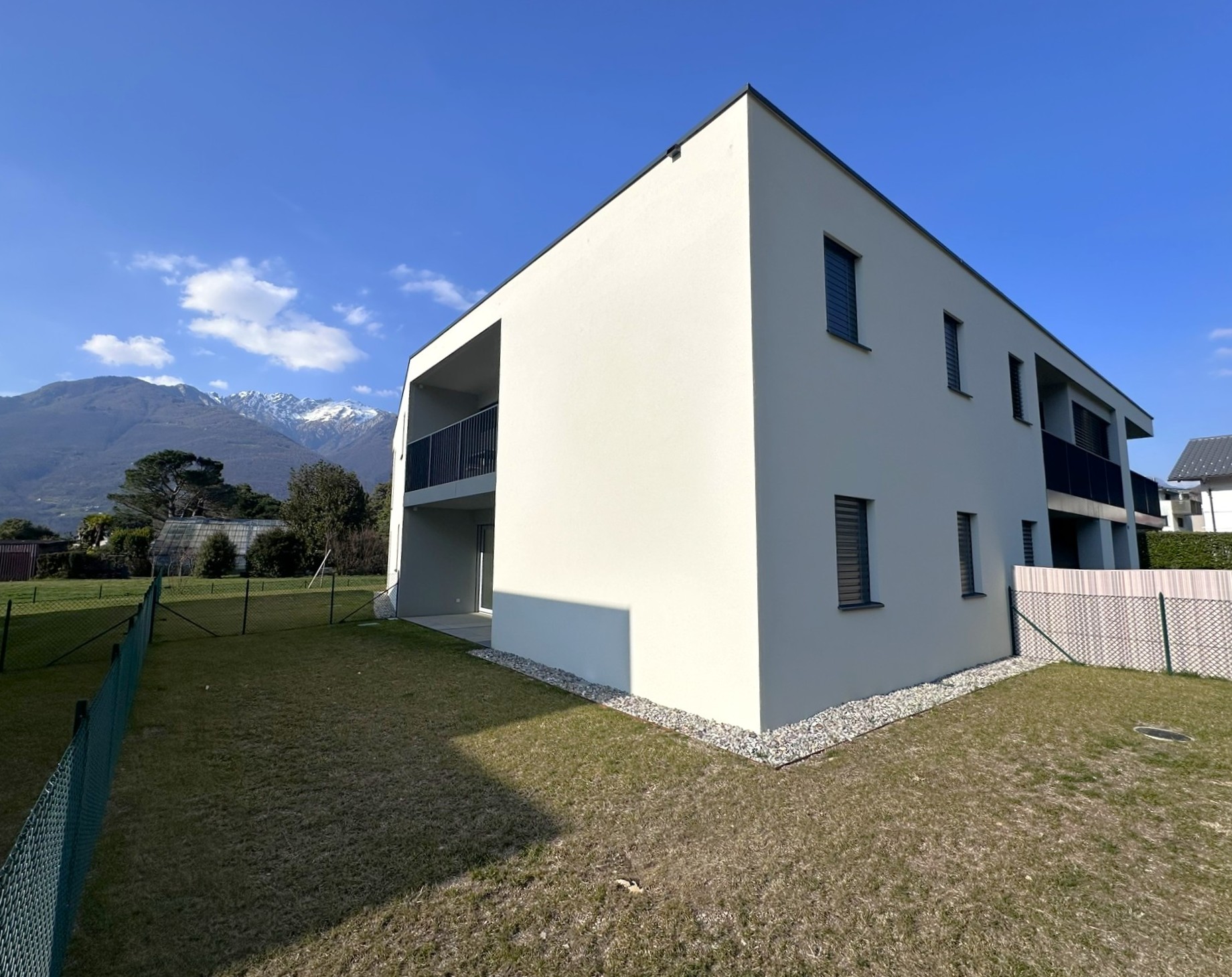Modernes Mehrfamilienhaus mit Bergblick