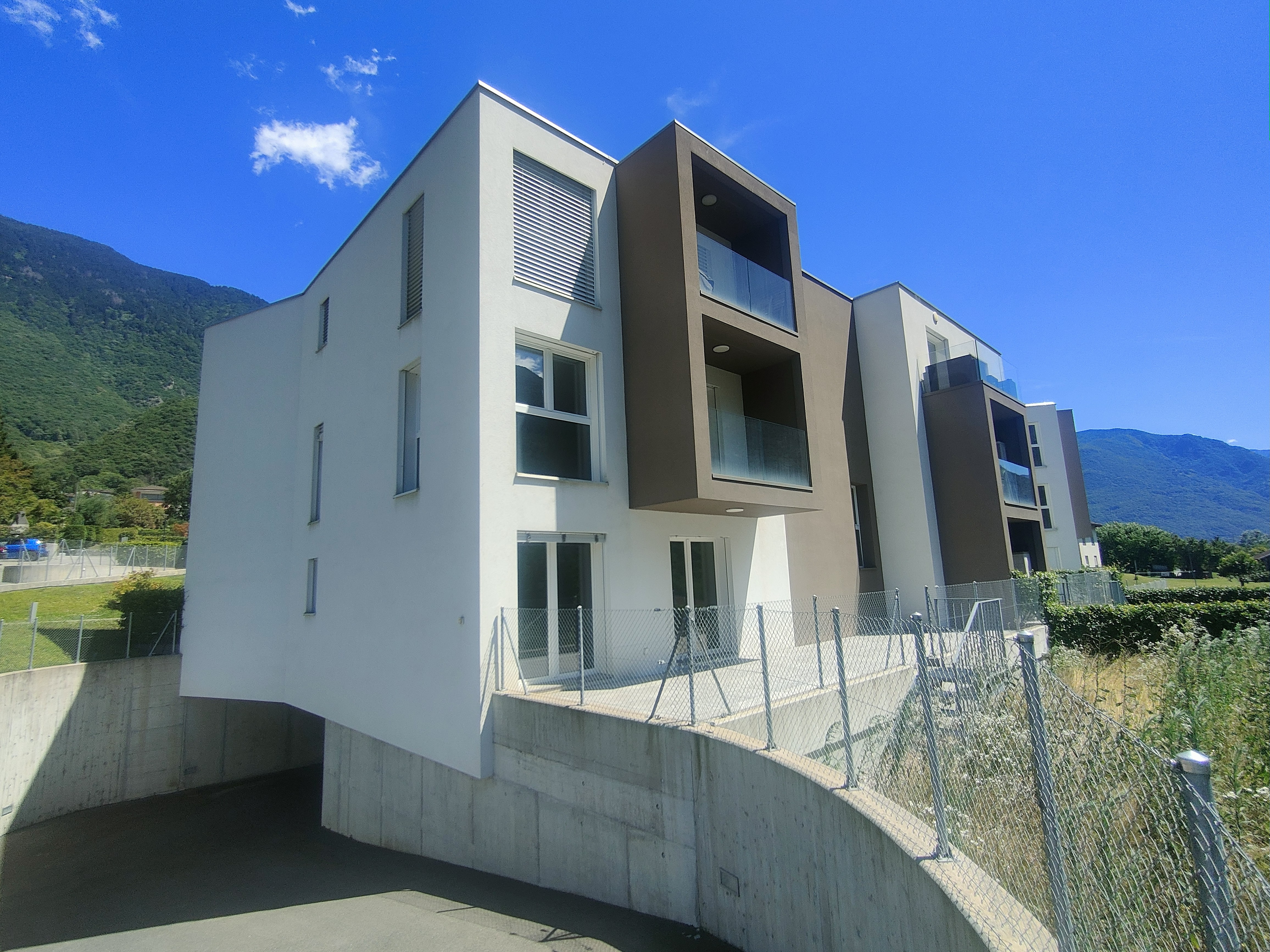 Modernes Wohnhaus mit Balkonen in Berglage