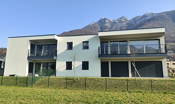 Modernes Wohnhaus mit Bergkulisse