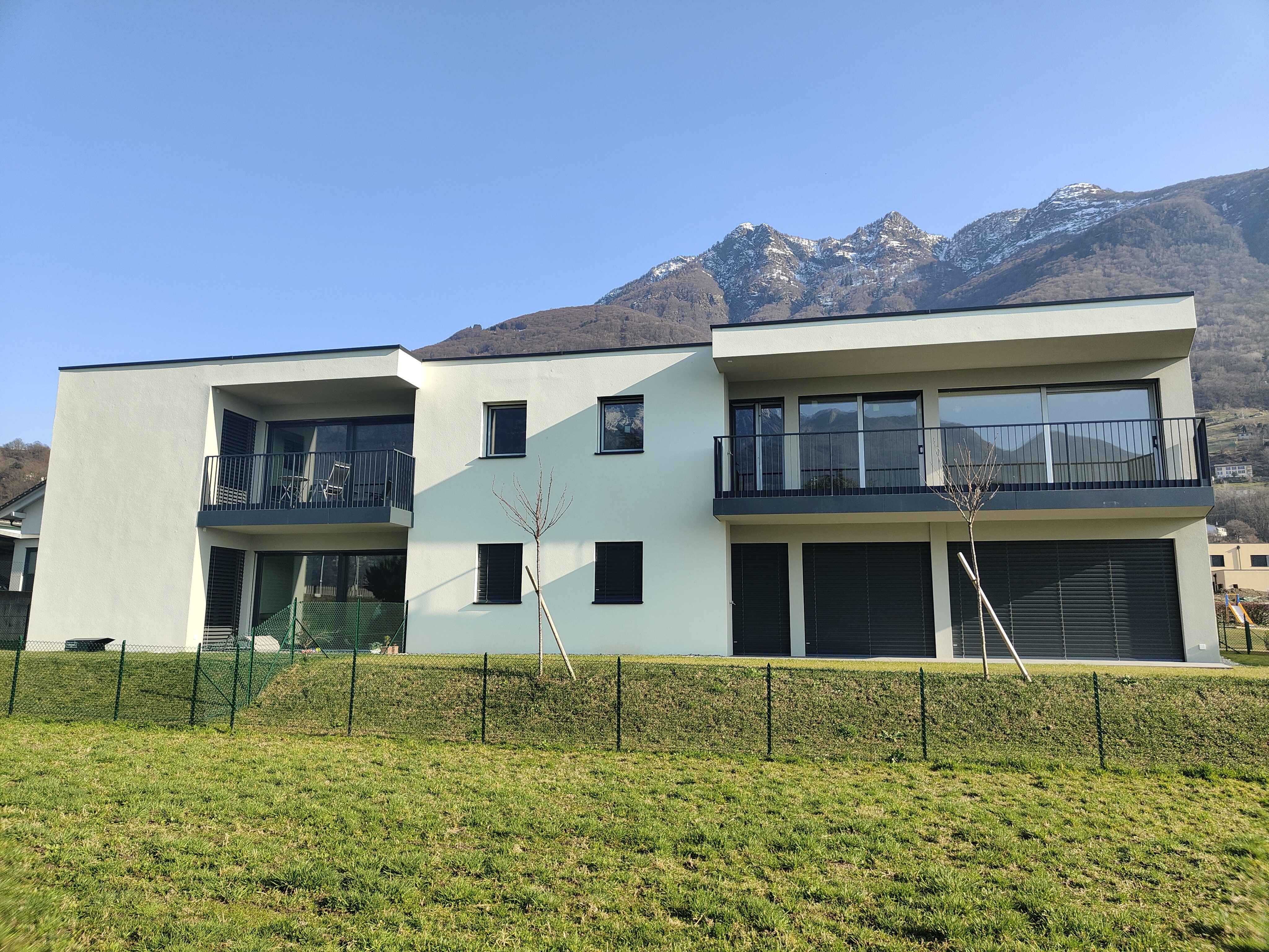 Moderne Wohnhausfassade mit Bergblick