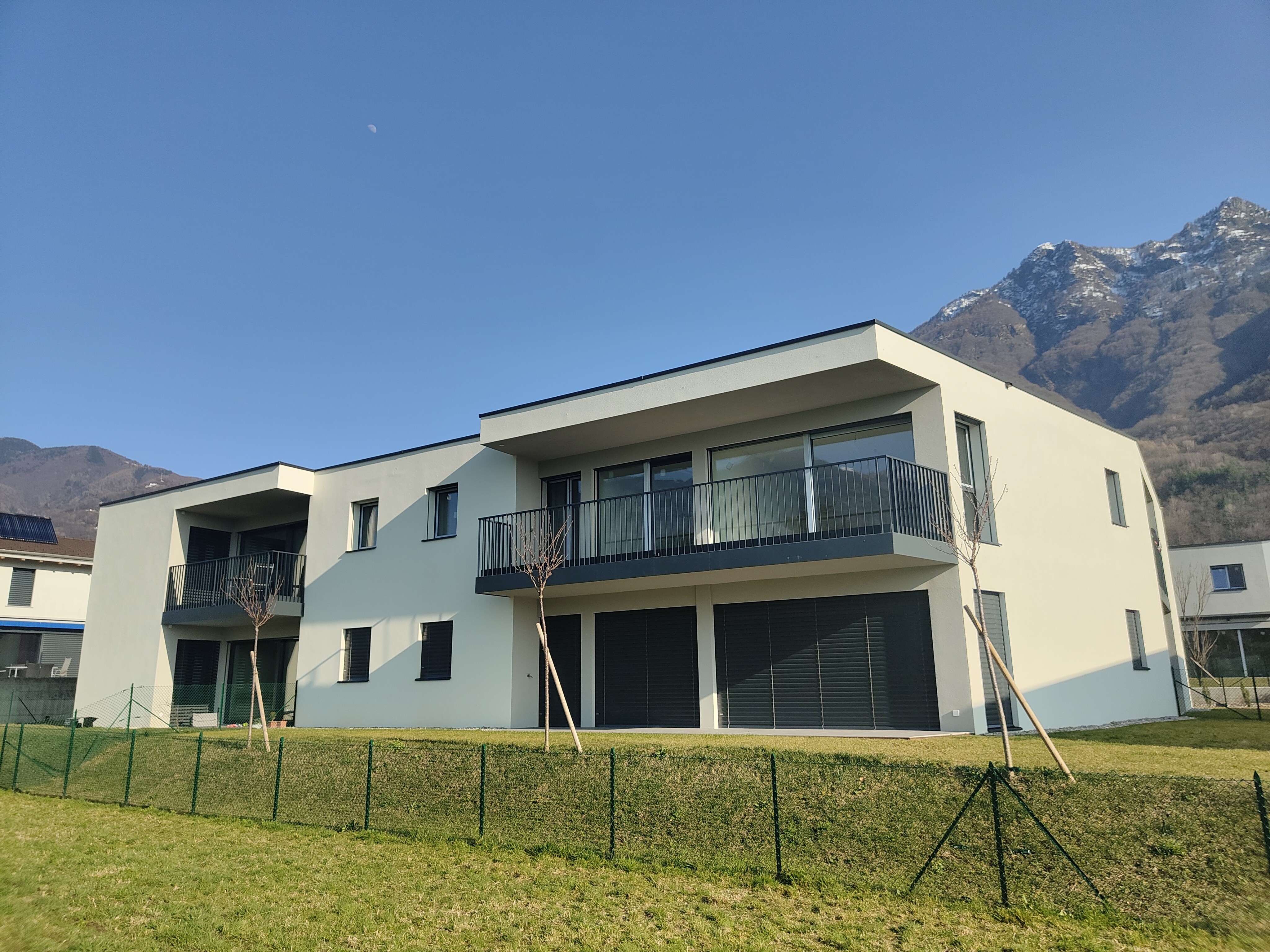 Moderne Wohnanlage mit Bergblick