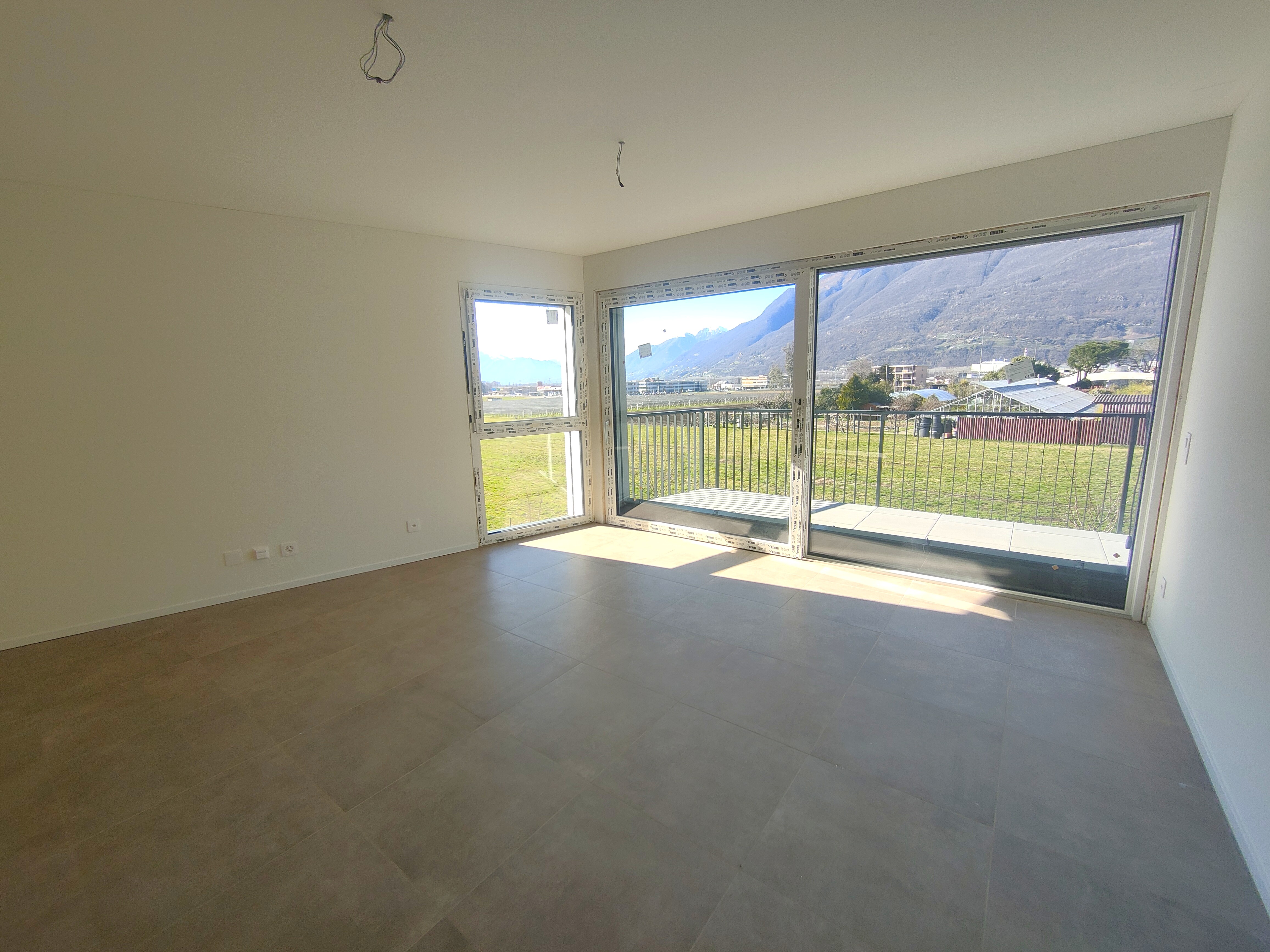 Leerer Wohnraum mit Panoramafenstern