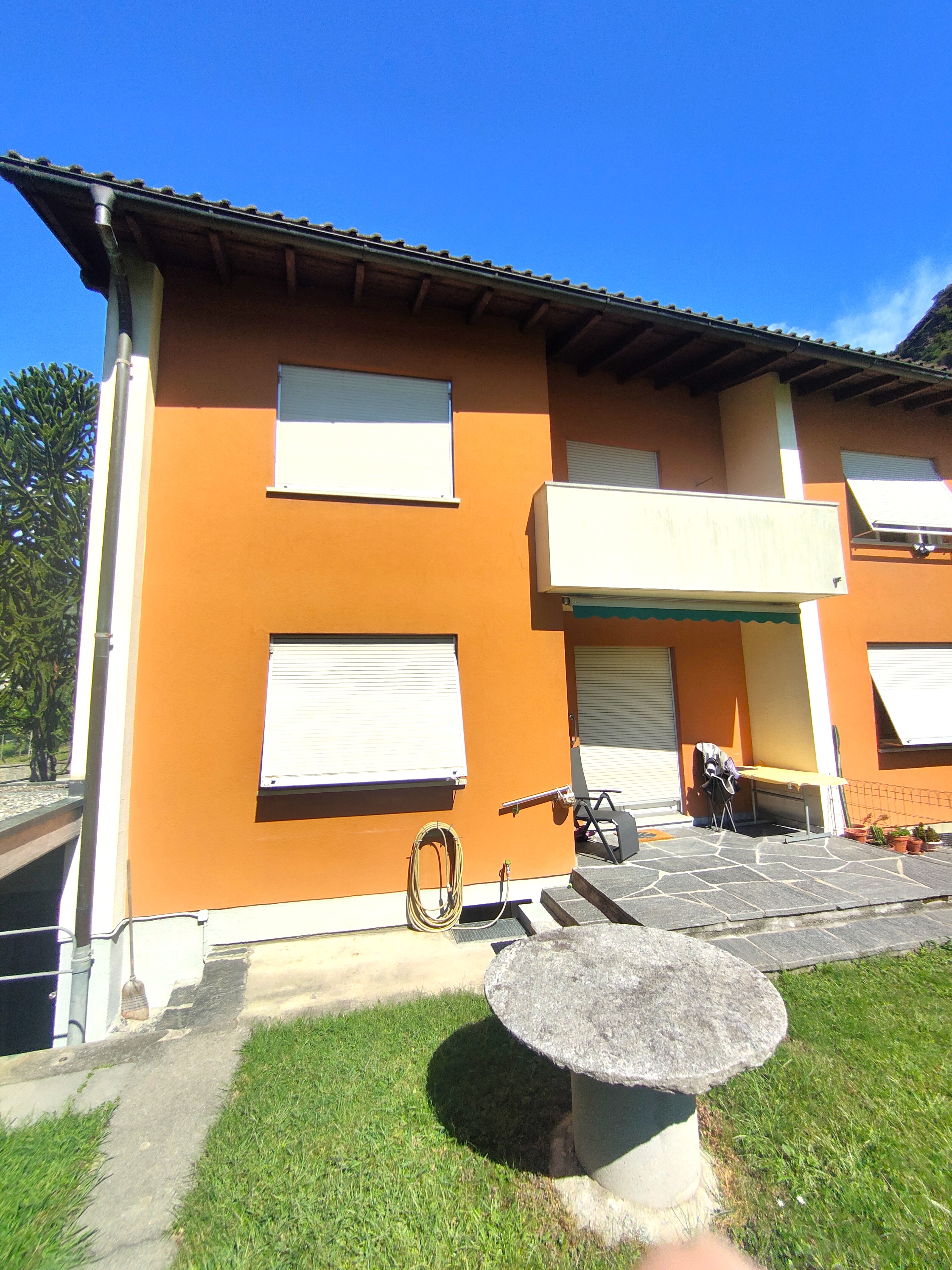 Hausansicht mit Terrasse und Garten