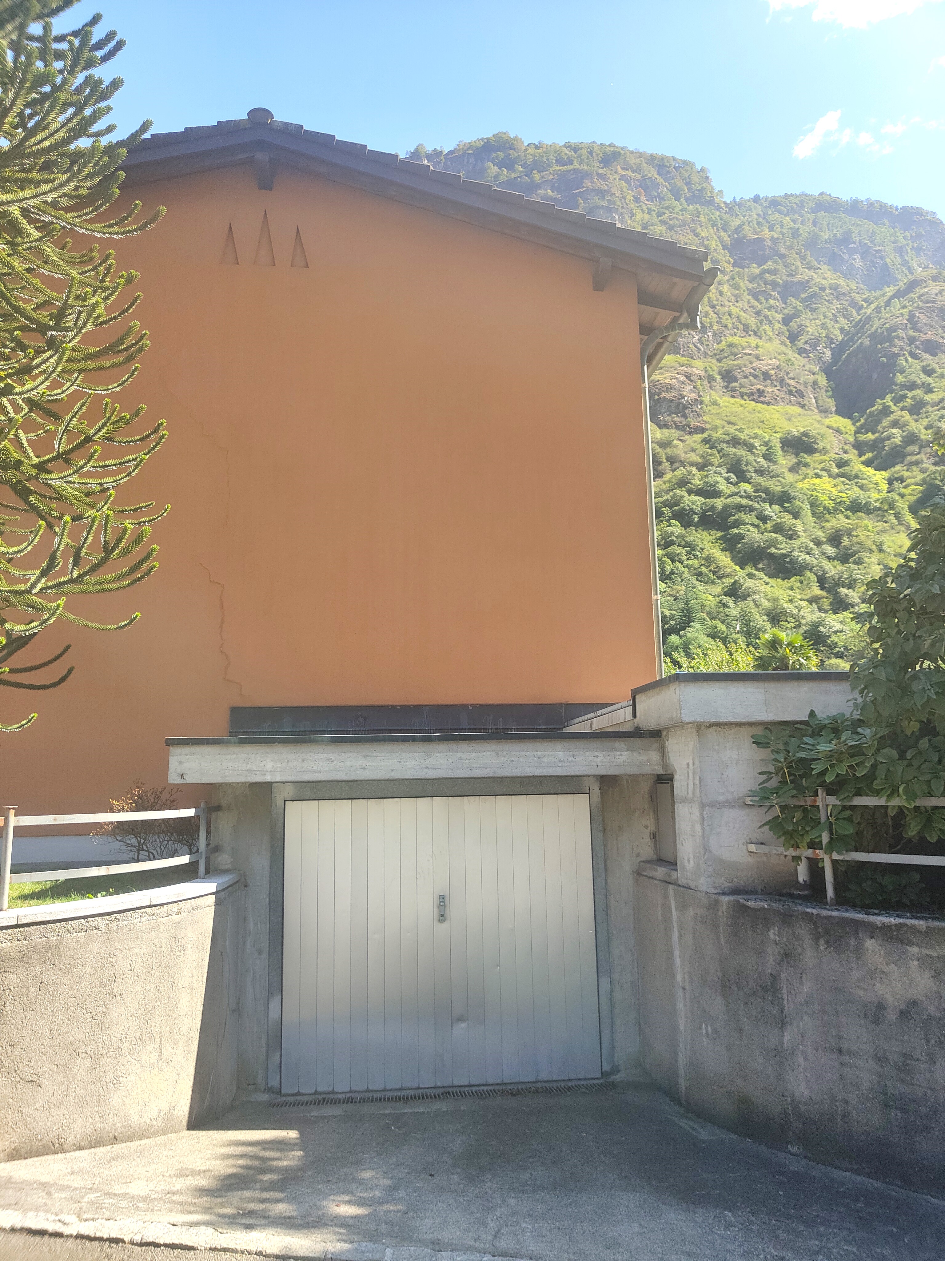 Außenansicht eines Hauses mit Bergkulisse