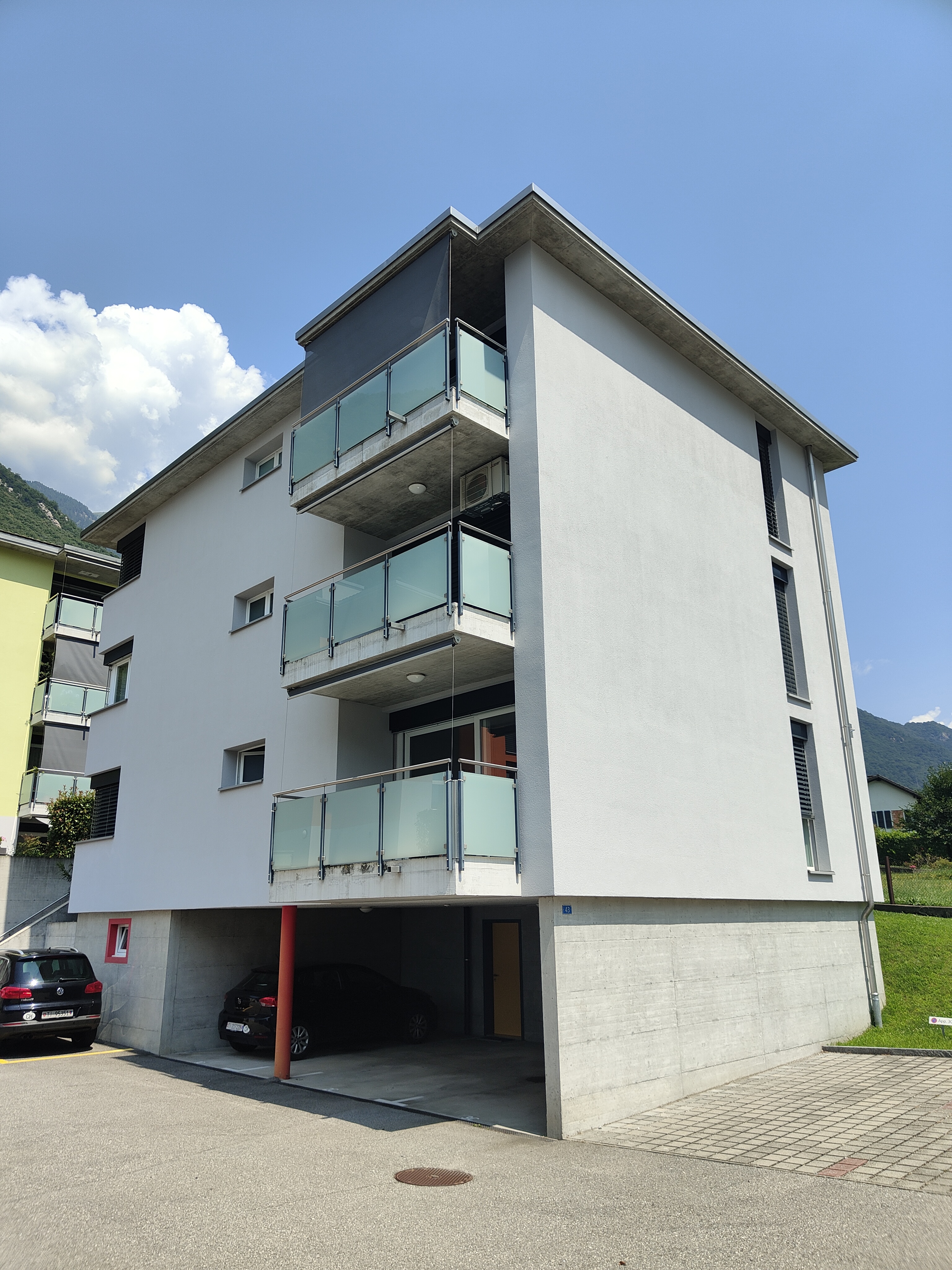 Modernes Mehrfamilienhaus mit Balkonen und Tiefgarage