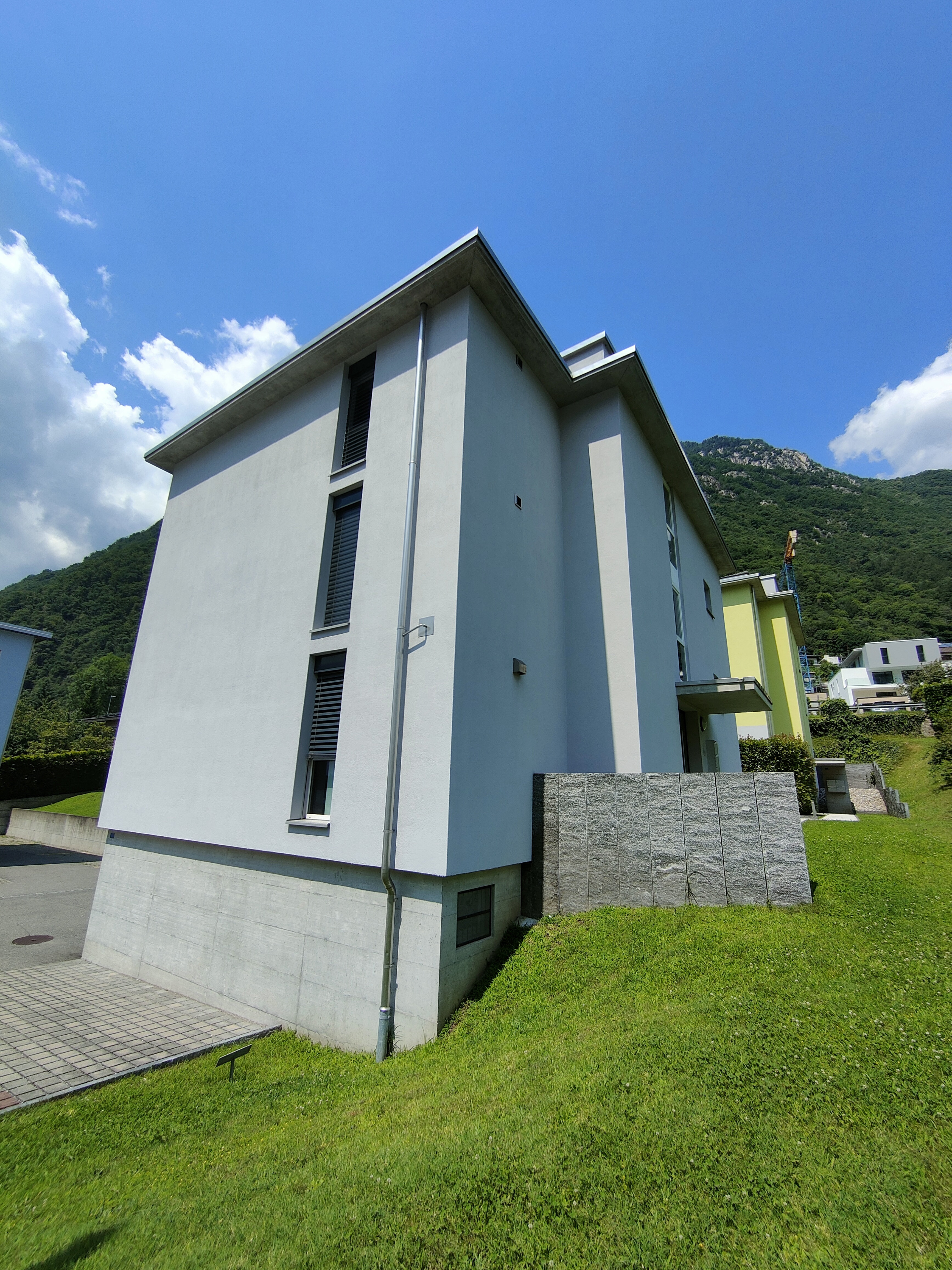 Modernes Wohnhaus am Hang