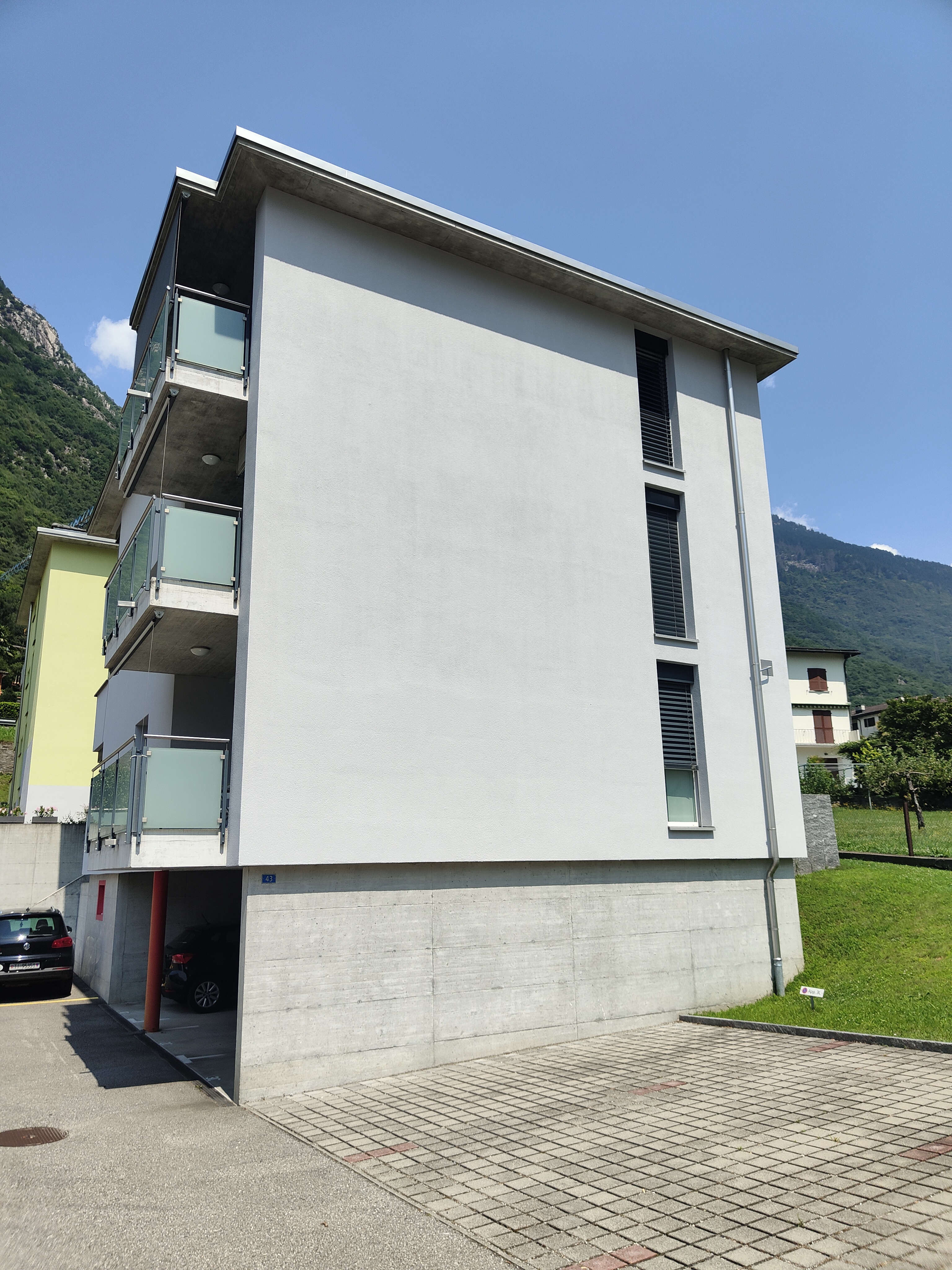 Moderne Wohnhausfassade mit Balkon