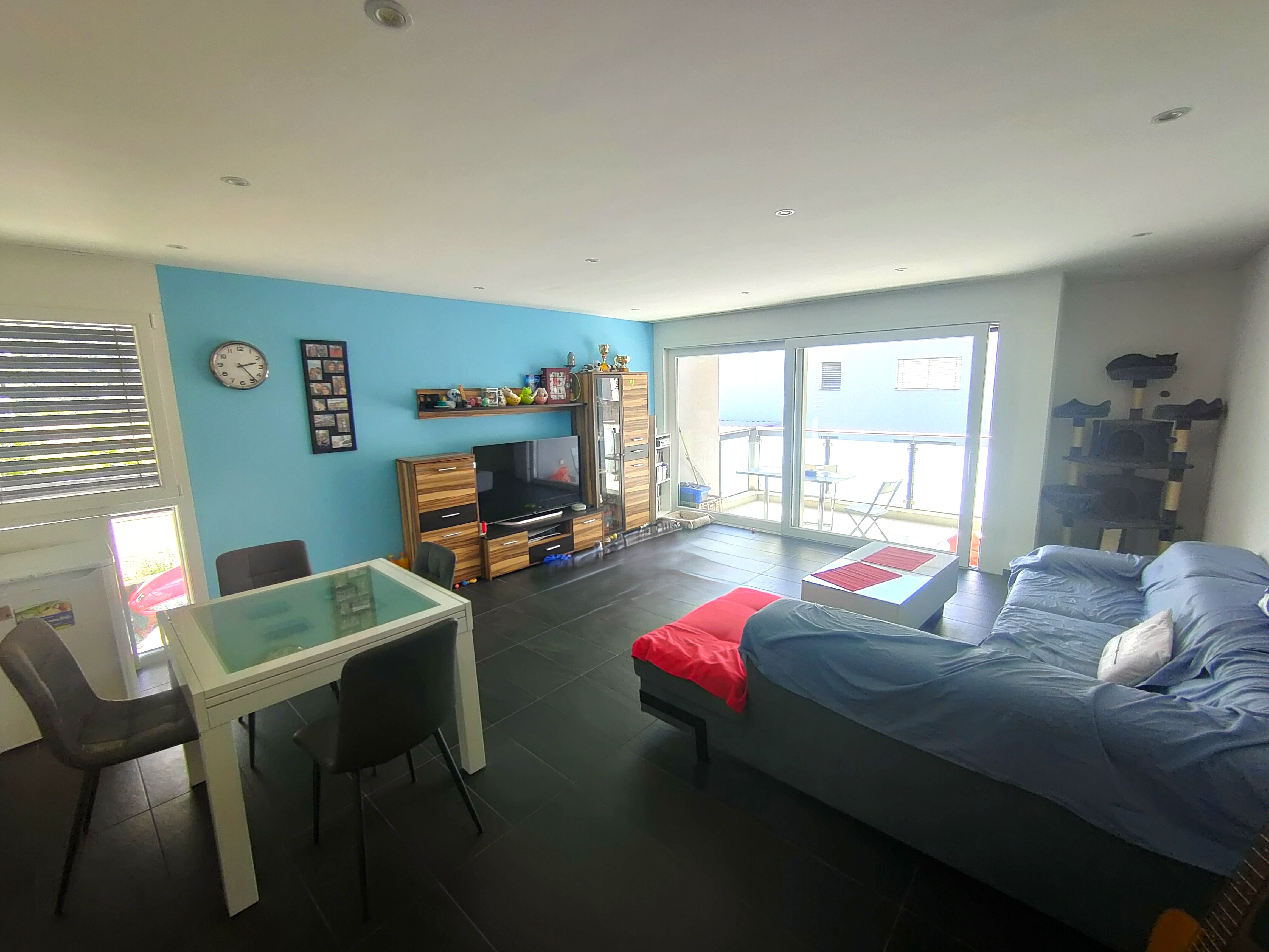 Helles Wohnzimmer mit Balkonzugang