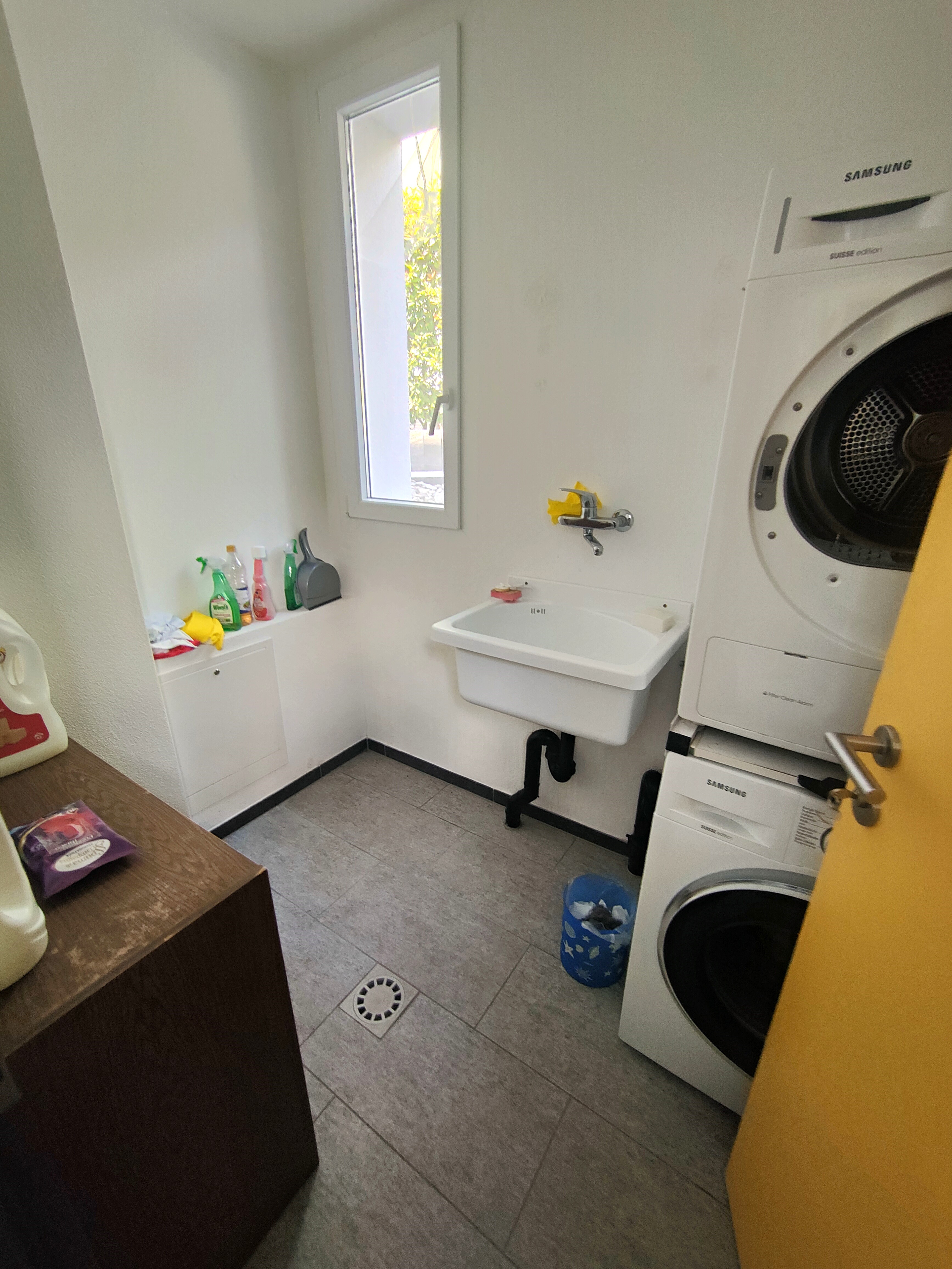 Hauswirtschaftsraum mit Waschmaschine und Spülbecken