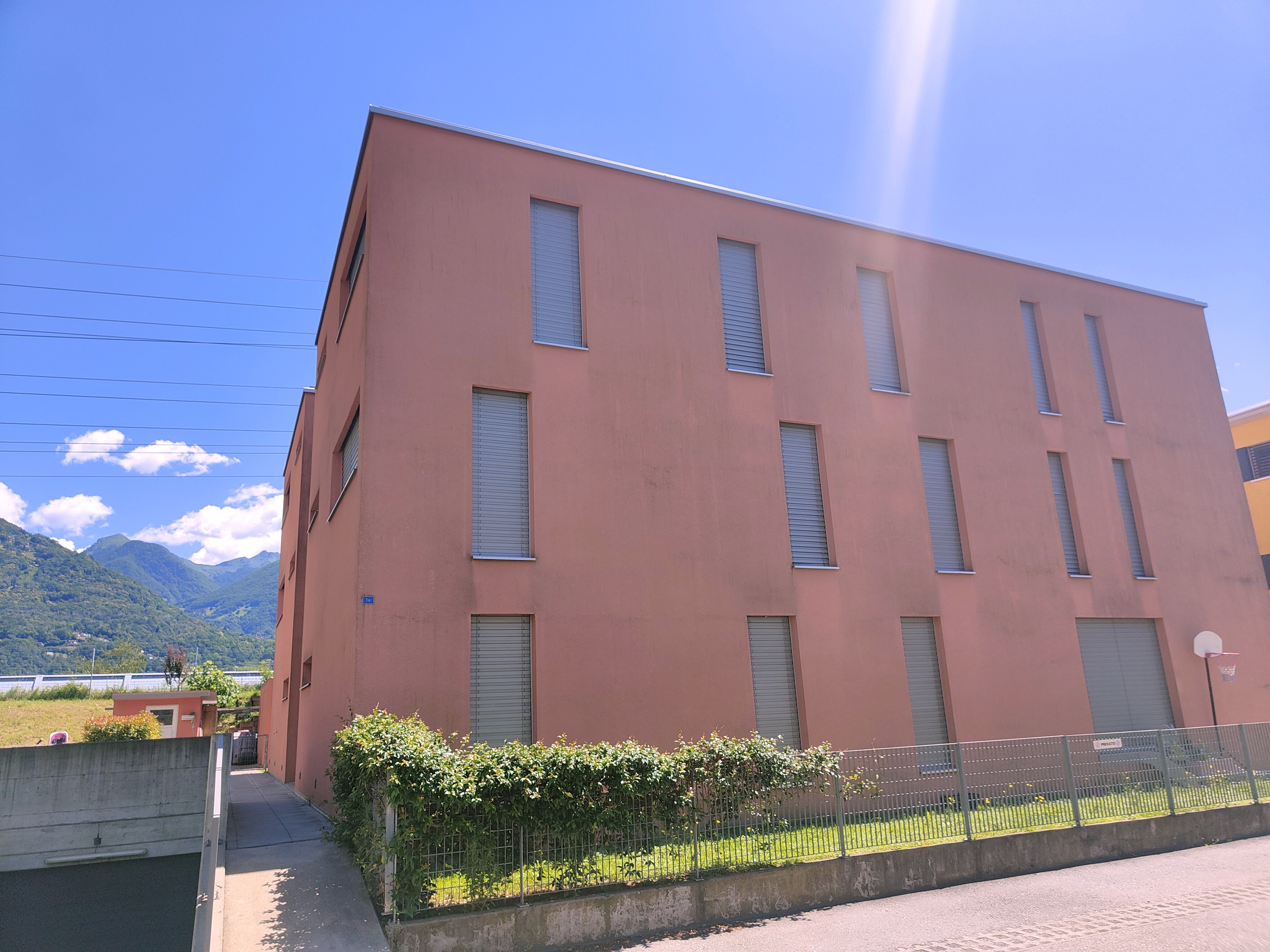 Mehrfamilienhaus mit Bergblick
