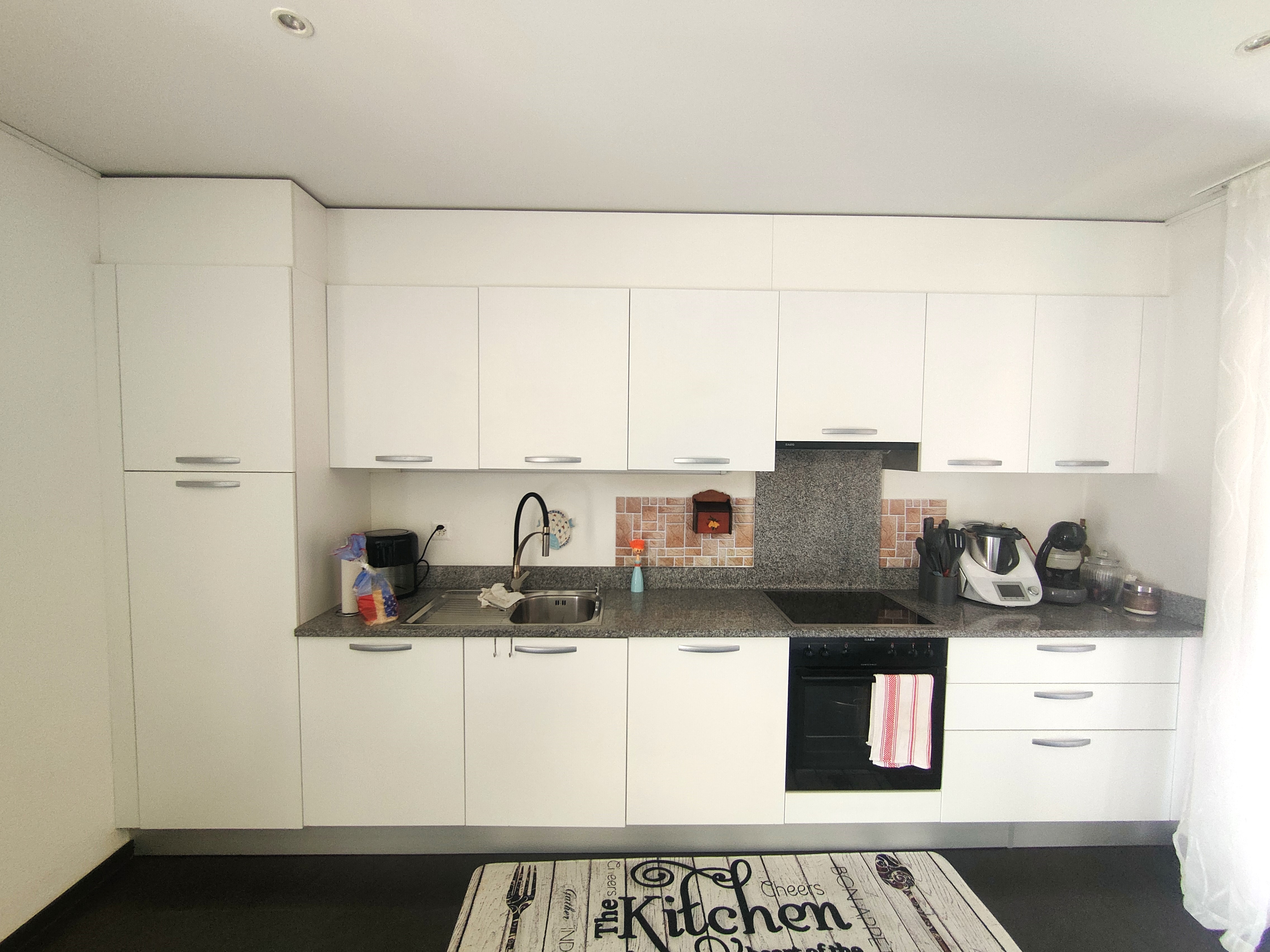 Moderne weiße Küche