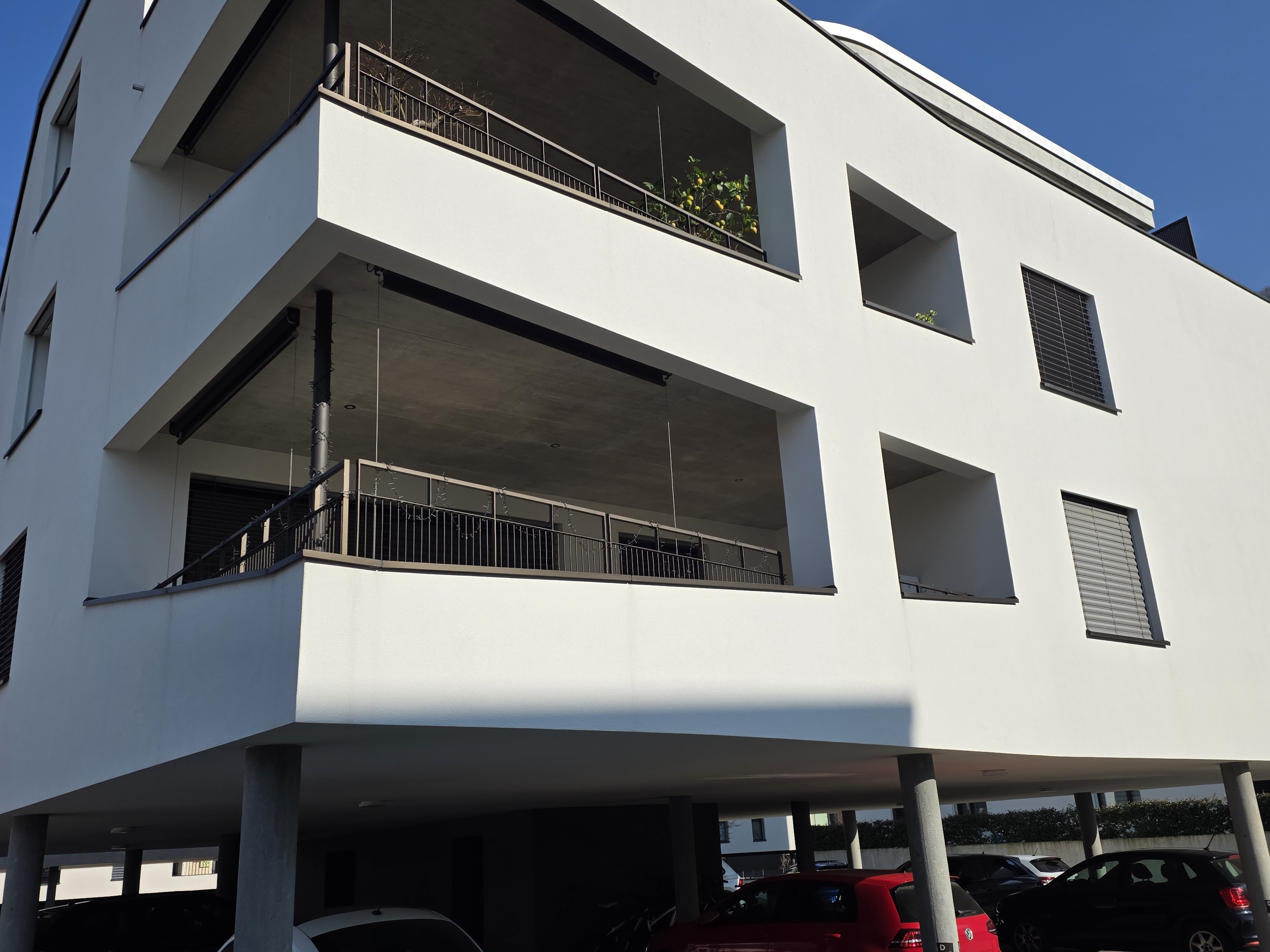 Moderne Wohnhausfassade mit Balkonen