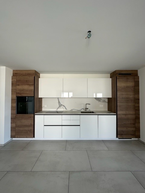 Moderne Küche mit Holz- und Weißfronten