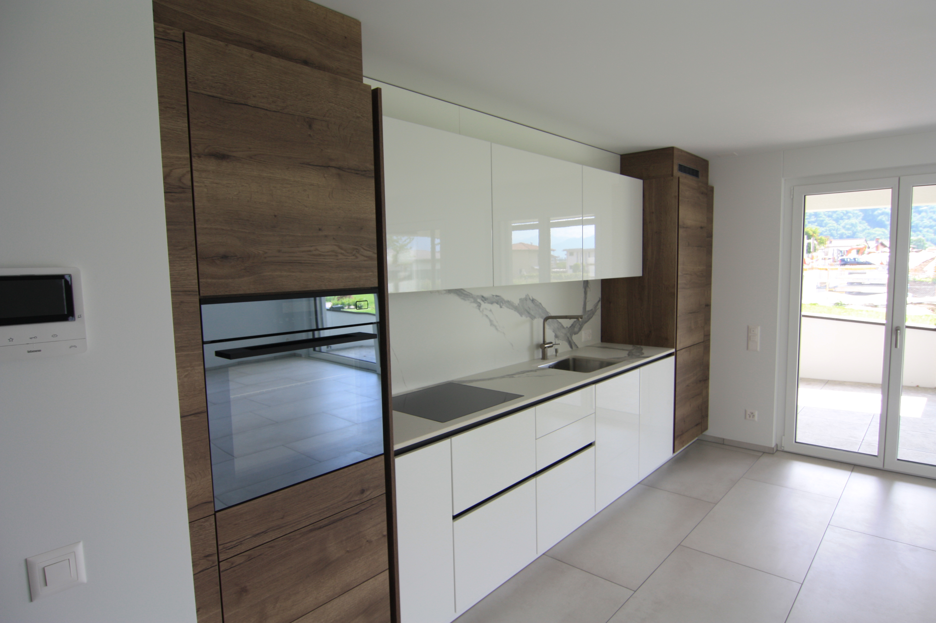 Moderne Küche mit Glasfront