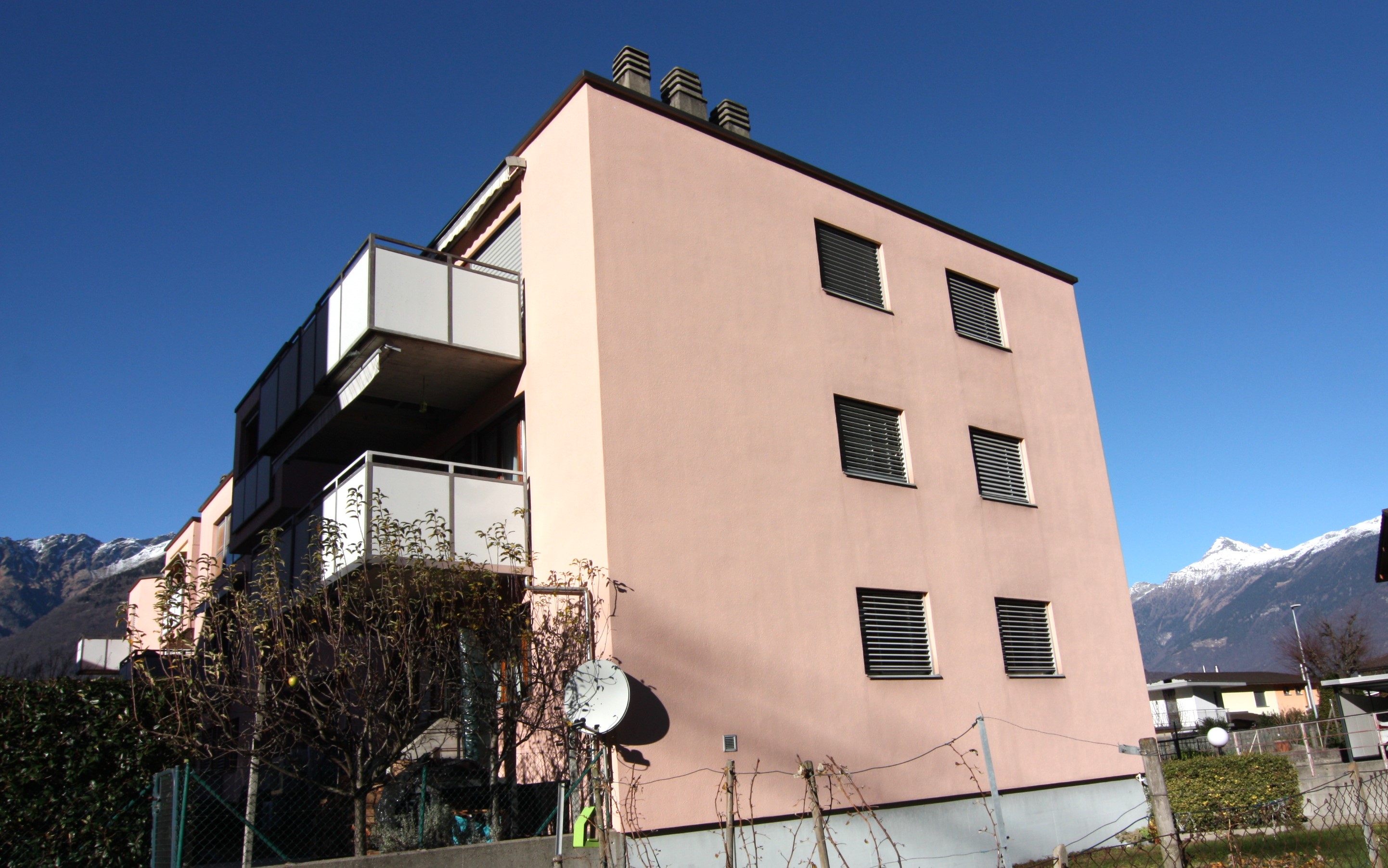 Modernes Mehrfamilienhaus mit Balkonen