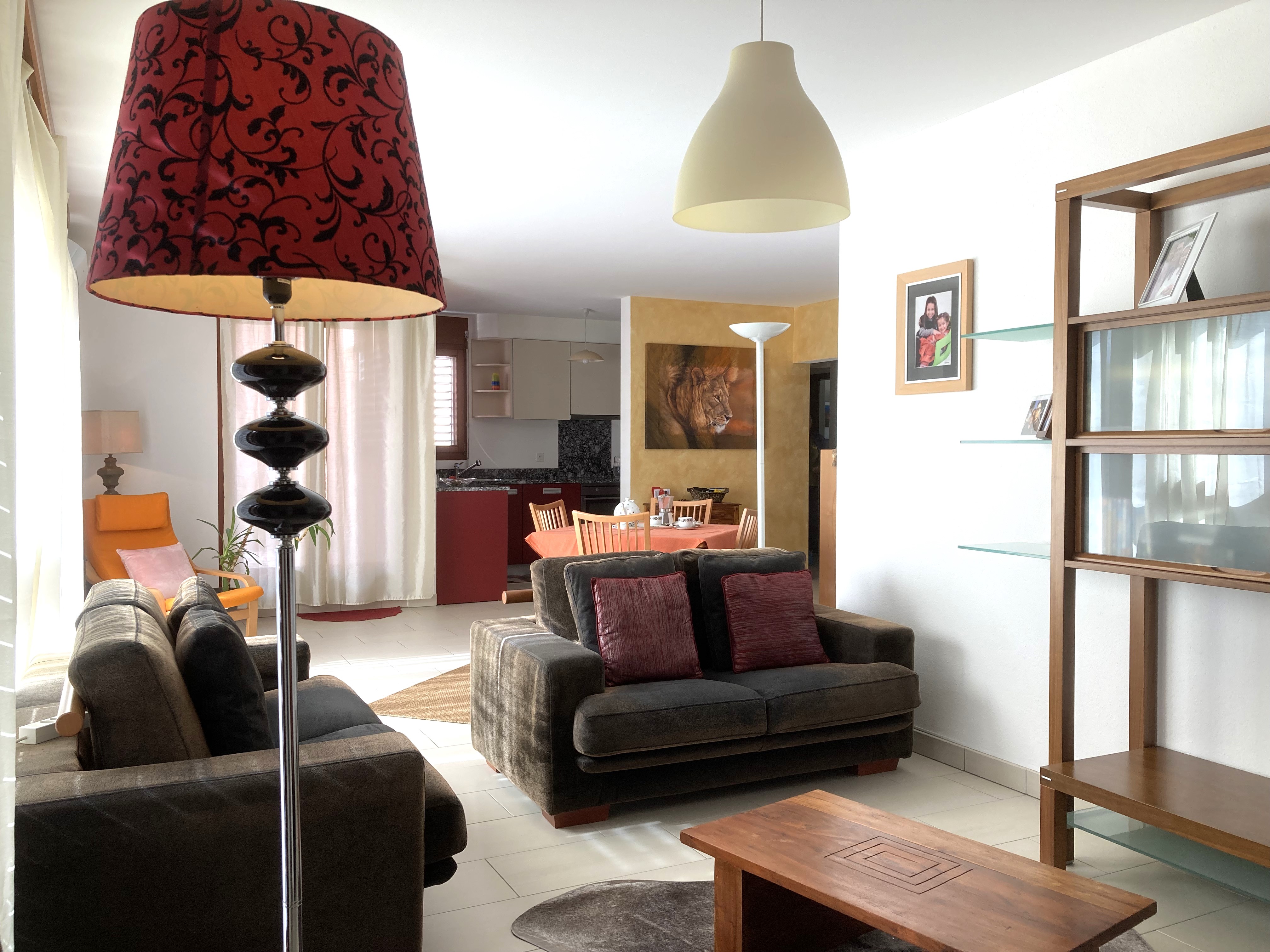 Helles Wohnzimmer mit offener Küche und Essbereich