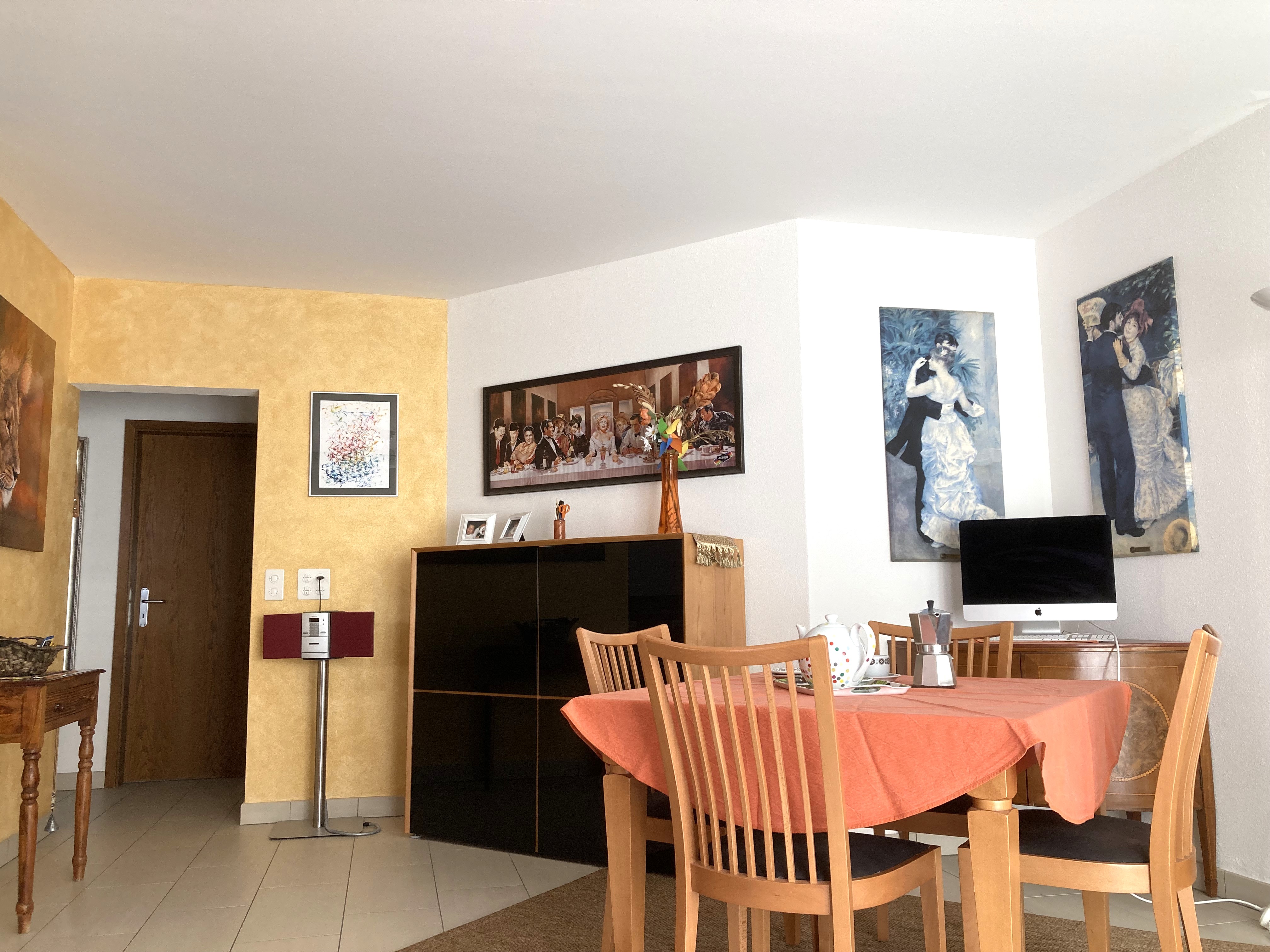 Essbereich mit Kunst und Holzmöbeln