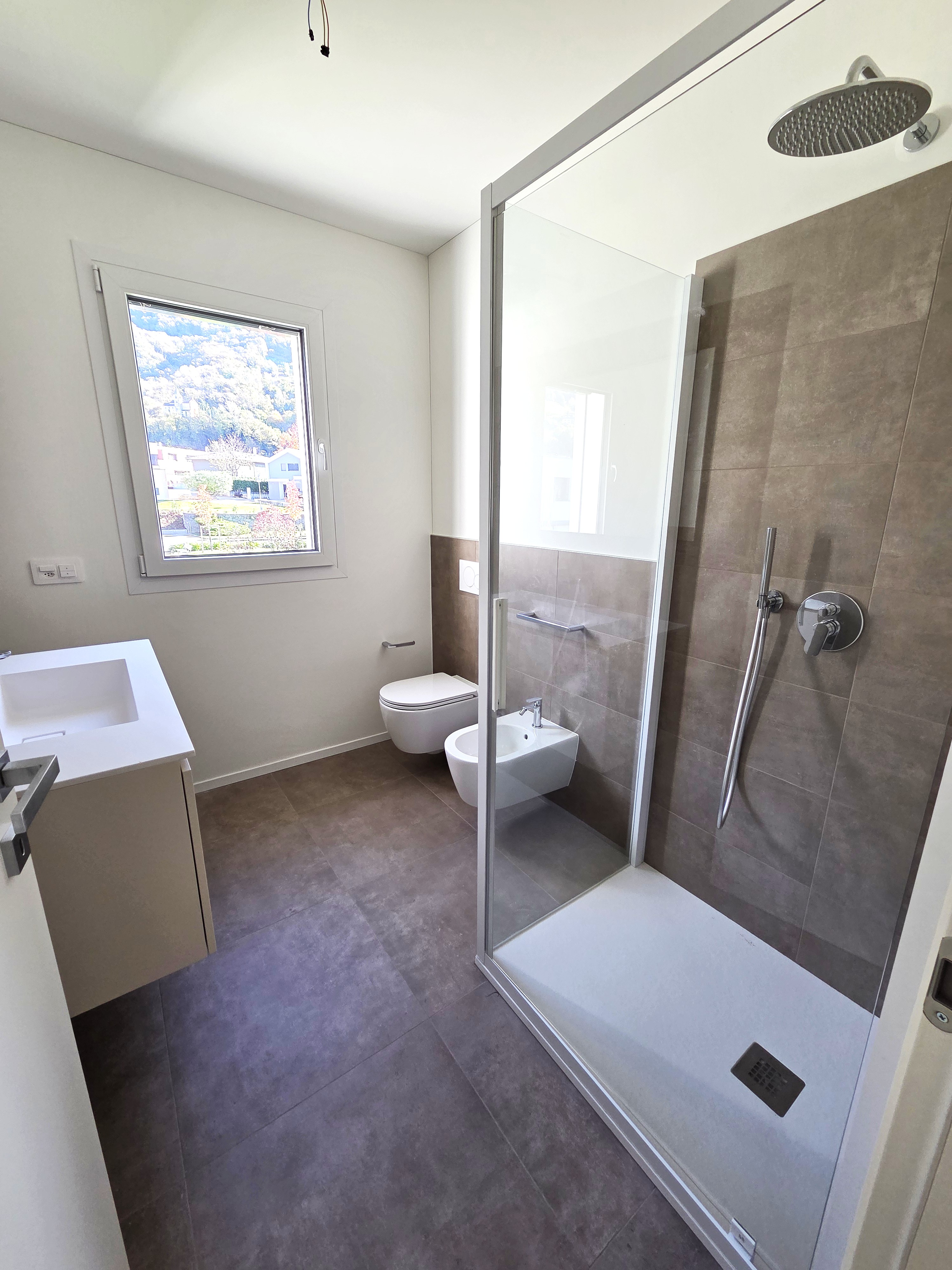 Modernes Badezimmer mit Dusche