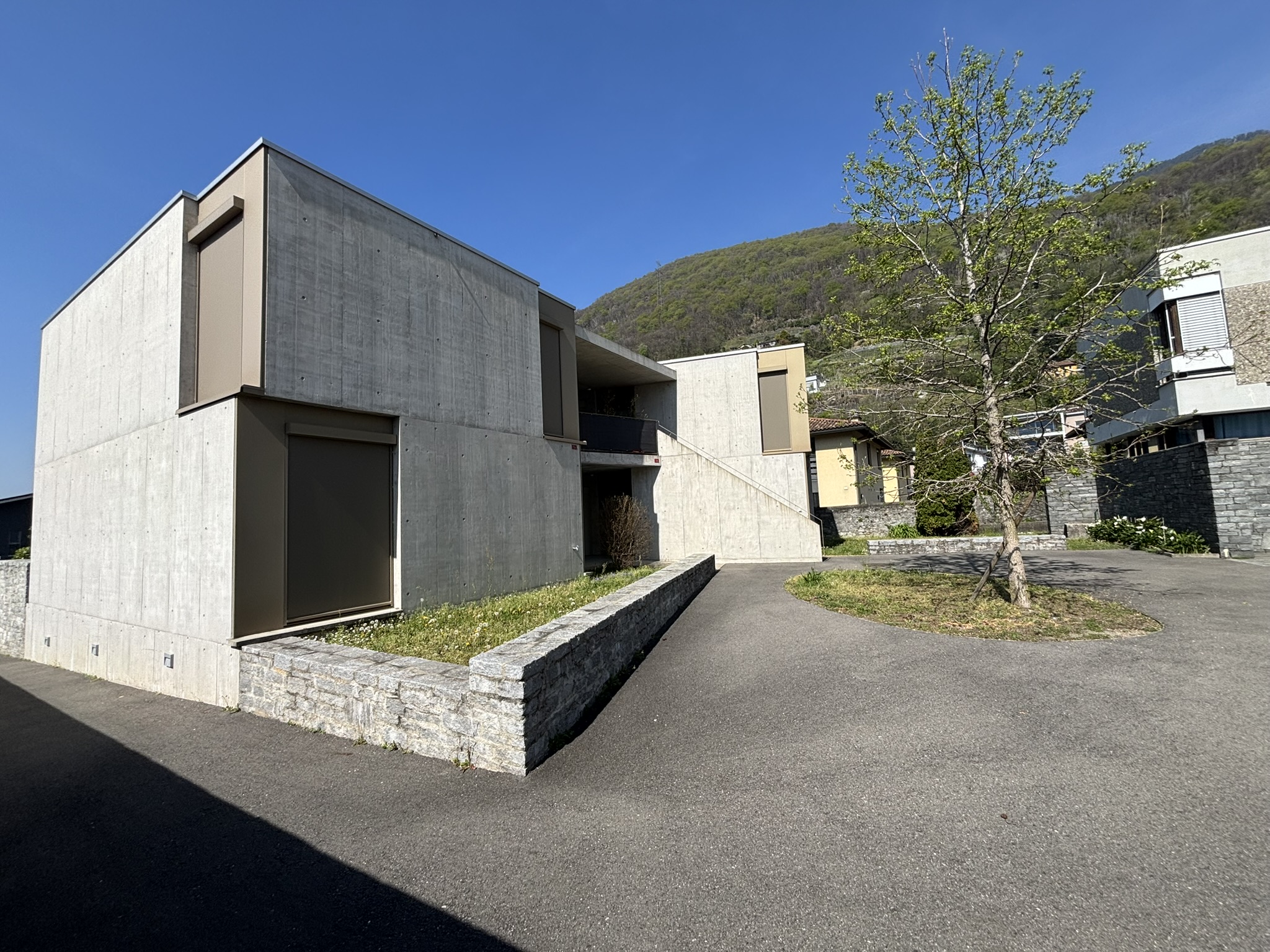 Moderne Betonarchitektur mit Hanglage