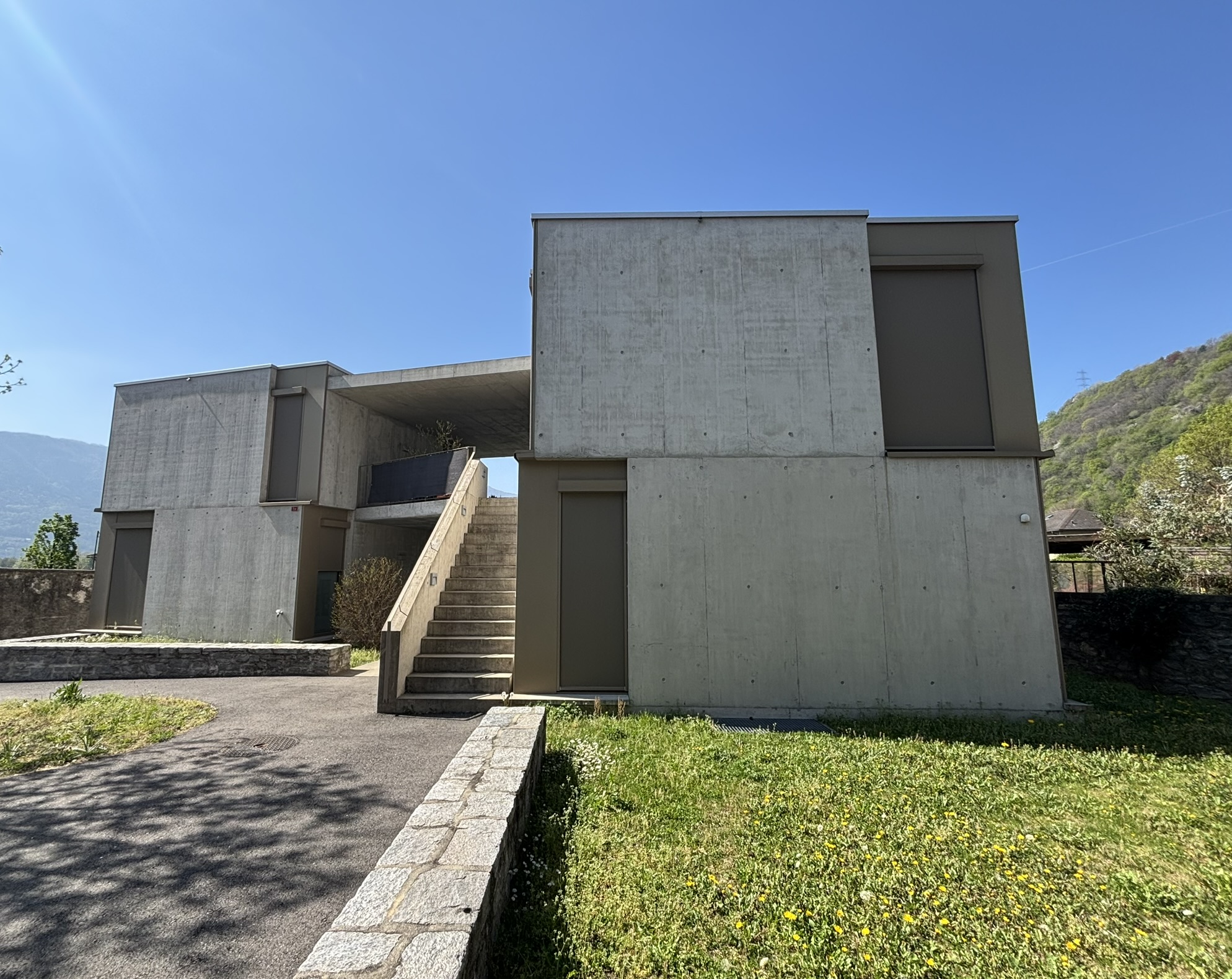 Moderne Betonarchitektur im Hanggelände