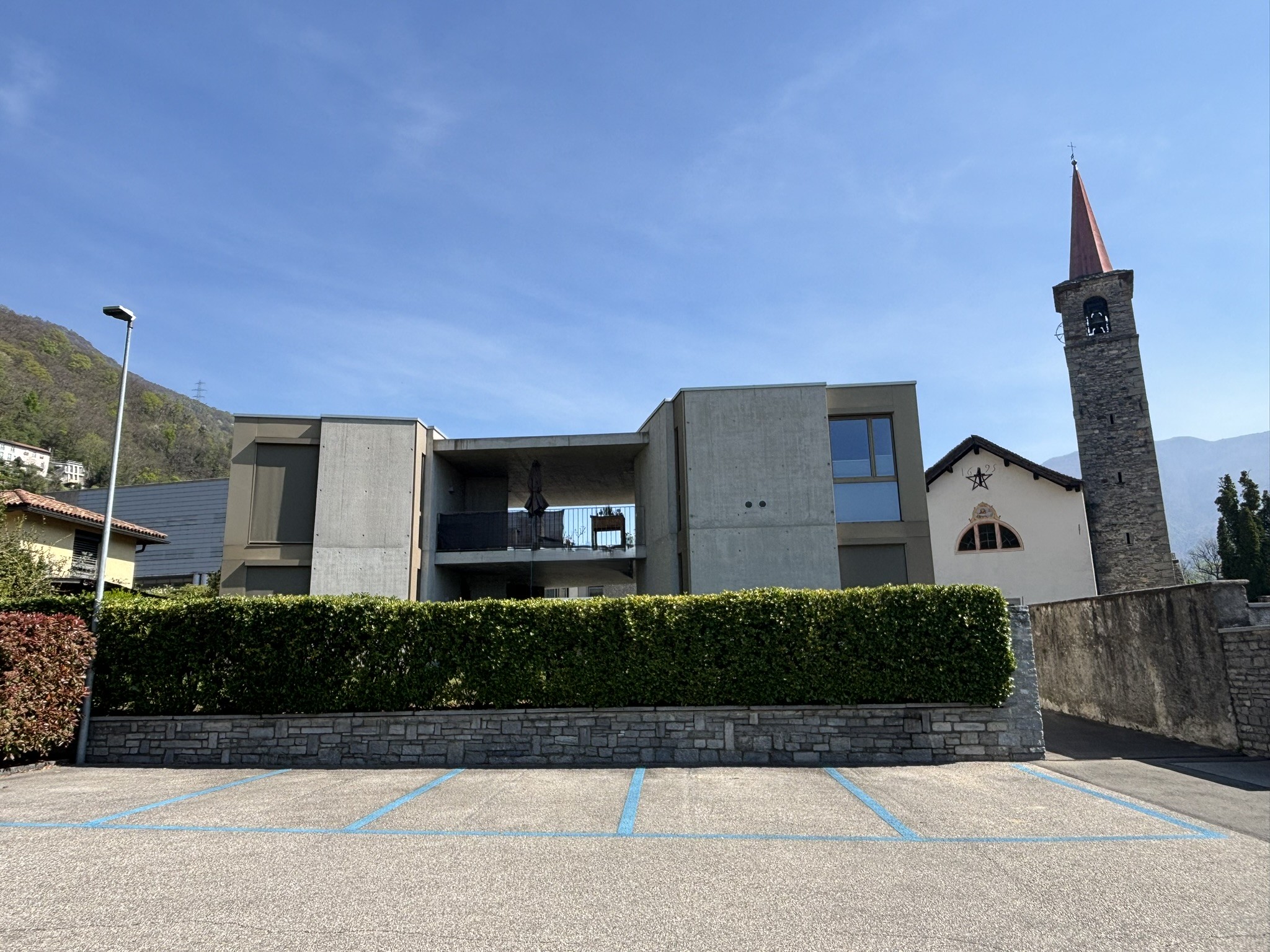 Moderne Außenansicht mit Gebäudekomplex und Kirchturm
