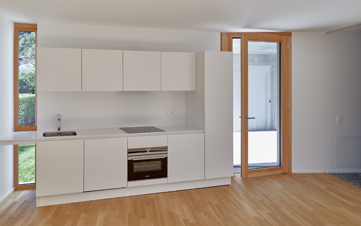 Moderne offene Küche mit hellen Holzdetails