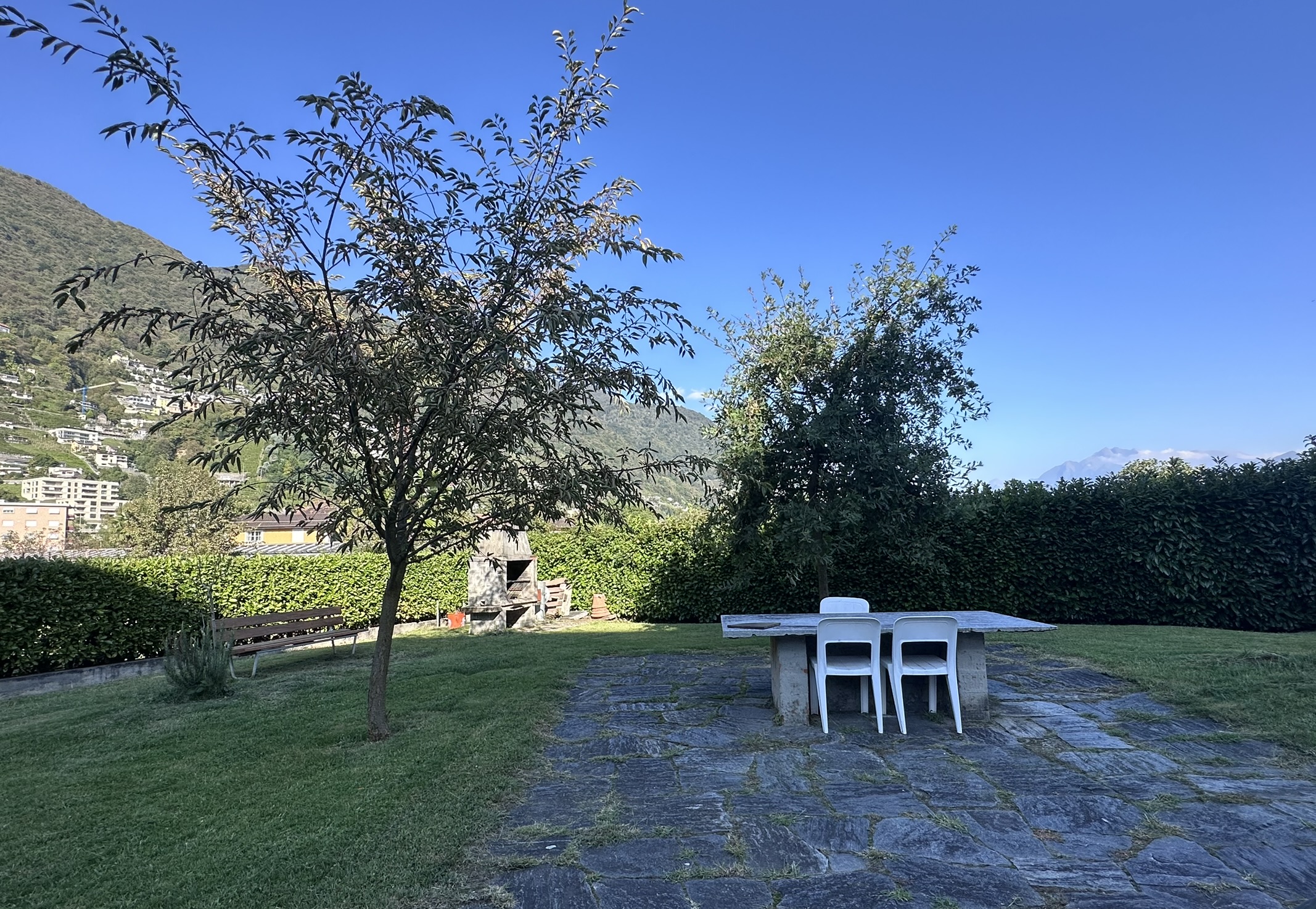 Garten mit Sitzplatz und Bergblick