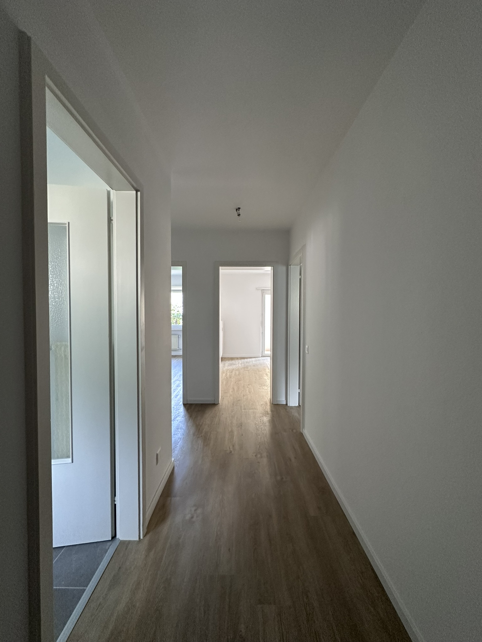 Flur mit Blick in angrenzende Räume