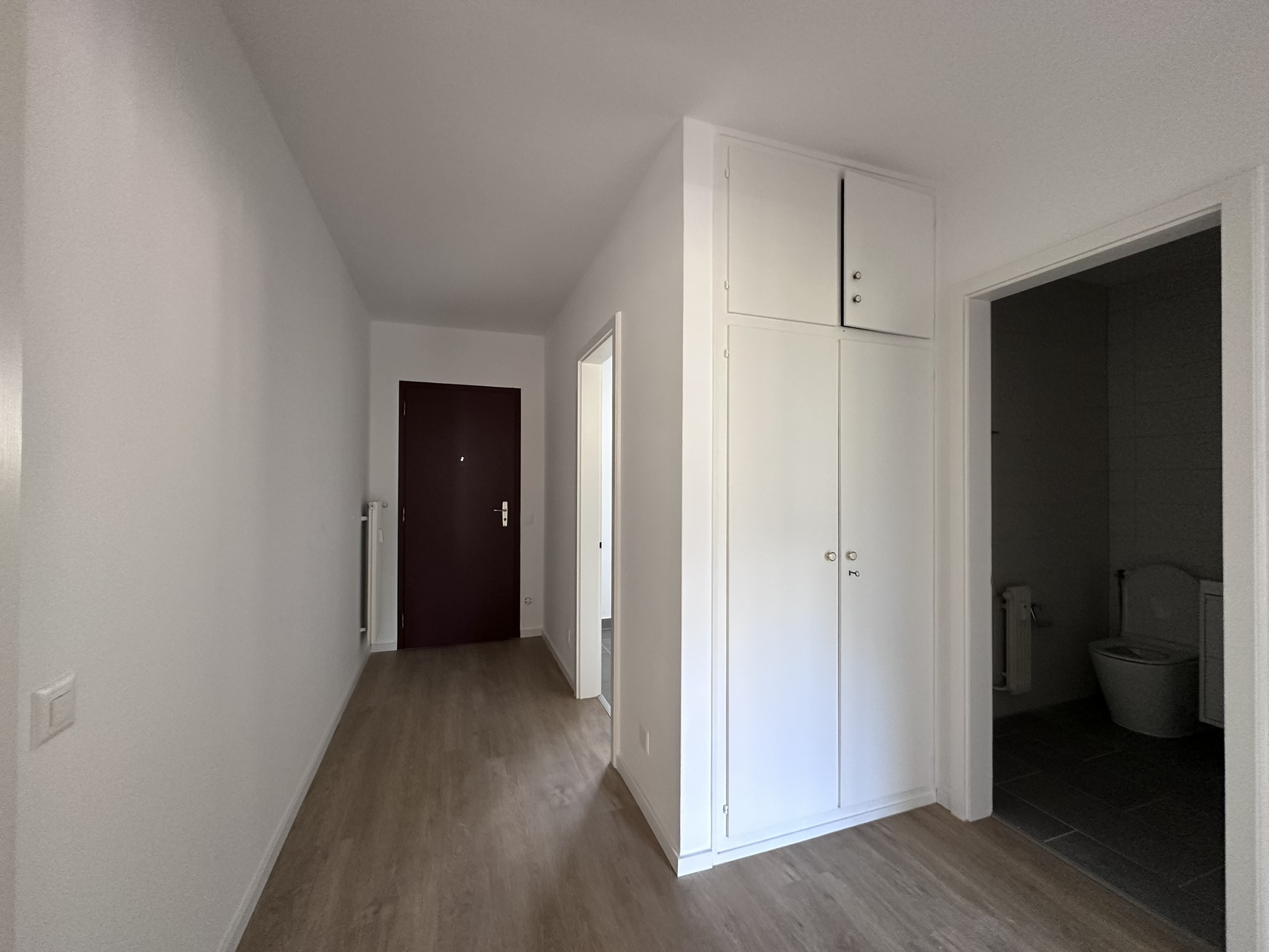 Flur mit Einbauschrank und Badzugang