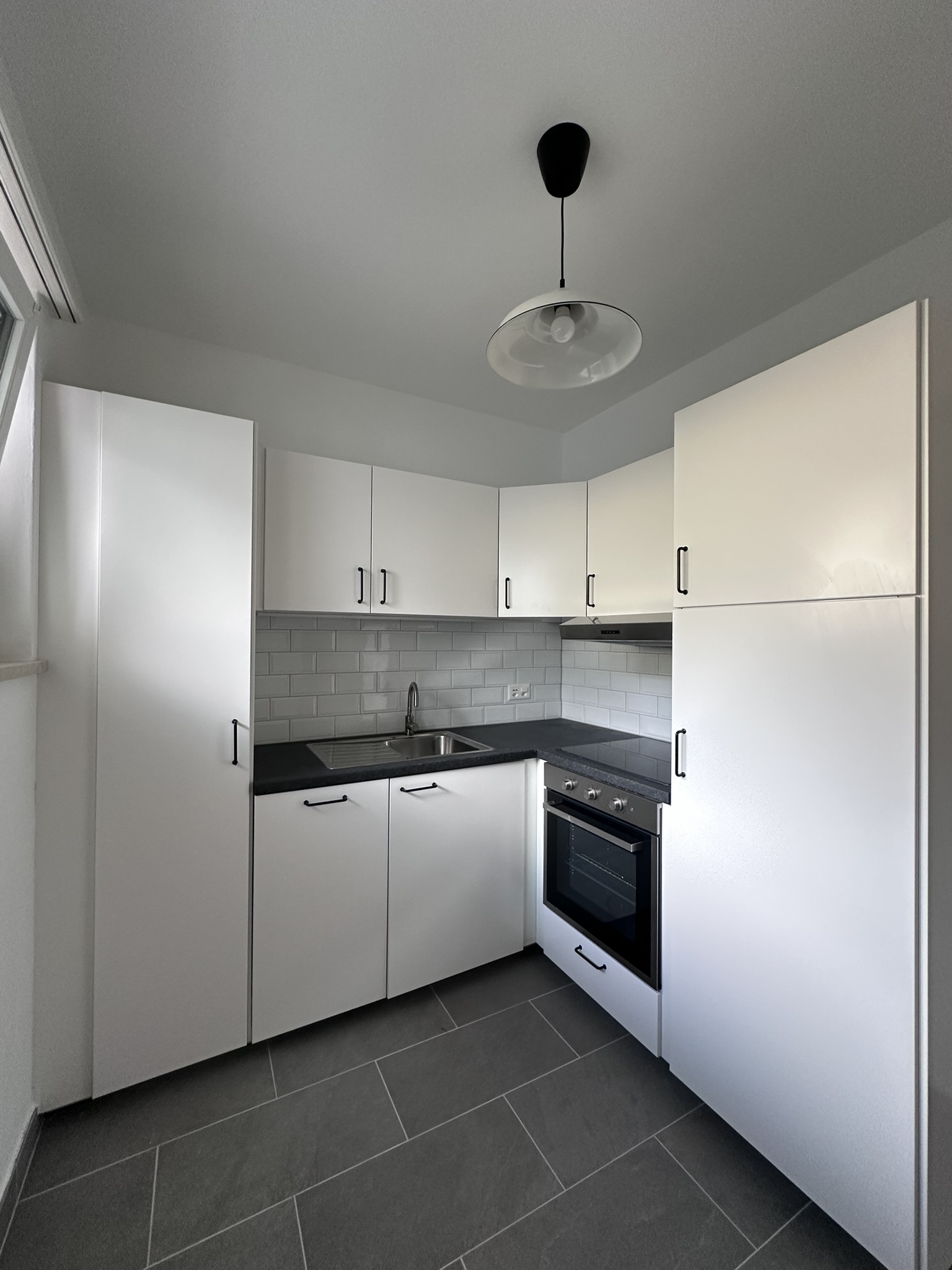 Moderne kleine Küche in Schwarzweiß