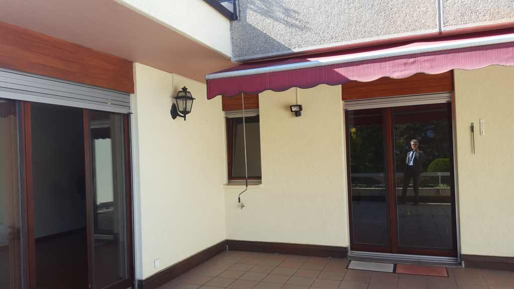 Überdachte Terrasse mit Schiebetüren