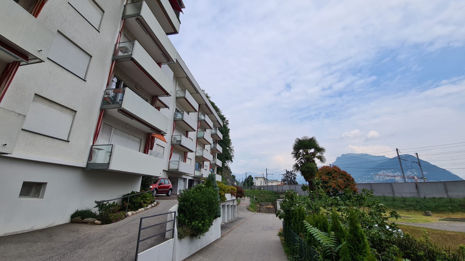 Mehrfamilienhaus mit Balkon und Bergblick