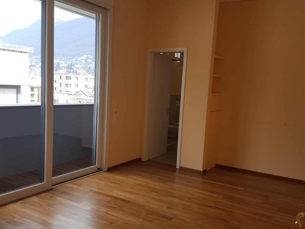 Leerer Raum mit Balkon und Bergblick
