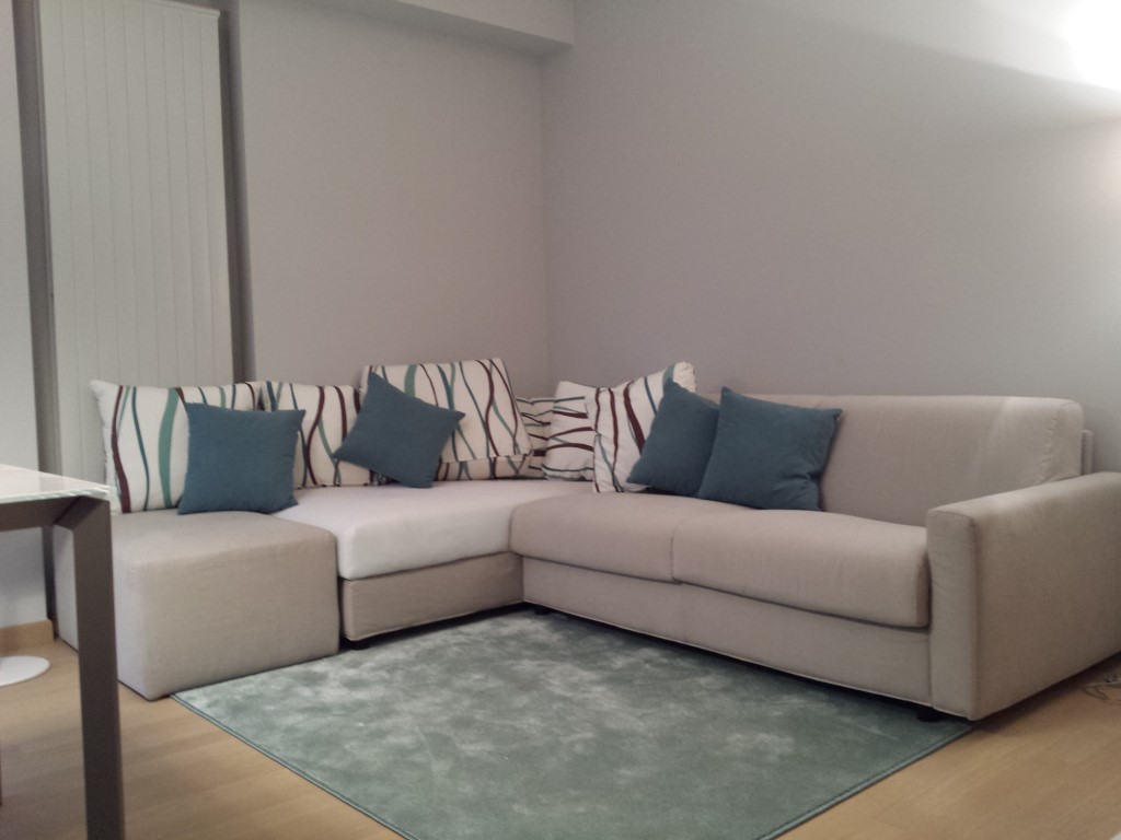 Heller Wohnbereich mit Ecksofa
